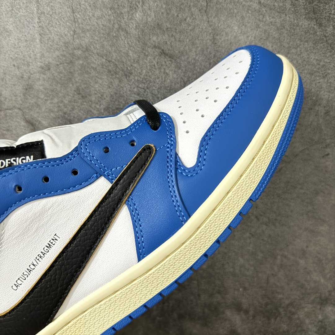 图片[6]-【纯原KZ版】Travis Scott x Air Jordan AJ1 Low OG SP TS联名倒钩低帮 白黑蓝倒钩定制款 DM7866-141 知名大厂出品 纯原高版本 产品品控稳定性领先行业 各方面均可对飙市面通货版 SZ原厂全套原楦原纸板冲刀磨具开发 原厂皮料加持 原厂港宝加持定型后跟R度完美 同源原厂电绣 鬼脸飞翼针数密度立体效果一致 百分百一致原鞋 原厂拉帮工艺 针距密度一致 后跟弧度收口自然不对折 极致一眼正品既视感 进口玻璃冲刀皮料裁剪零毛边 全鞋电脑针车工艺 品控清洁度最高QC检验标准 免检产品 原厂订购鞋盒、鞋标、防尘纸、鞋撑、鞋带 追求极致的原厂味道！ 尺码：36-47.5-选品中心