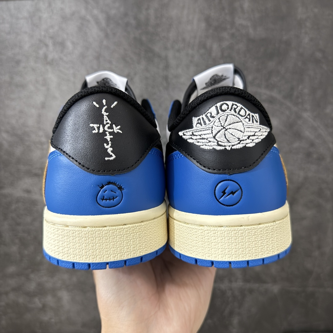 图片[4]-【纯原KZ版】Travis Scott x Air Jordan AJ1 Low OG SP TS联名倒钩低帮 白黑蓝倒钩定制款 DM7866-141 知名大厂出品 纯原高版本 产品品控稳定性领先行业 各方面均可对飙市面通货版 SZ原厂全套原楦原纸板冲刀磨具开发 原厂皮料加持 原厂港宝加持定型后跟R度完美 同源原厂电绣 鬼脸飞翼针数密度立体效果一致 百分百一致原鞋 原厂拉帮工艺 针距密度一致 后跟弧度收口自然不对折 极致一眼正品既视感 进口玻璃冲刀皮料裁剪零毛边 全鞋电脑针车工艺 品控清洁度最高QC检验标准 免检产品 原厂订购鞋盒、鞋标、防尘纸、鞋撑、鞋带 追求极致的原厂味道！ 尺码：36-47.5-选品中心