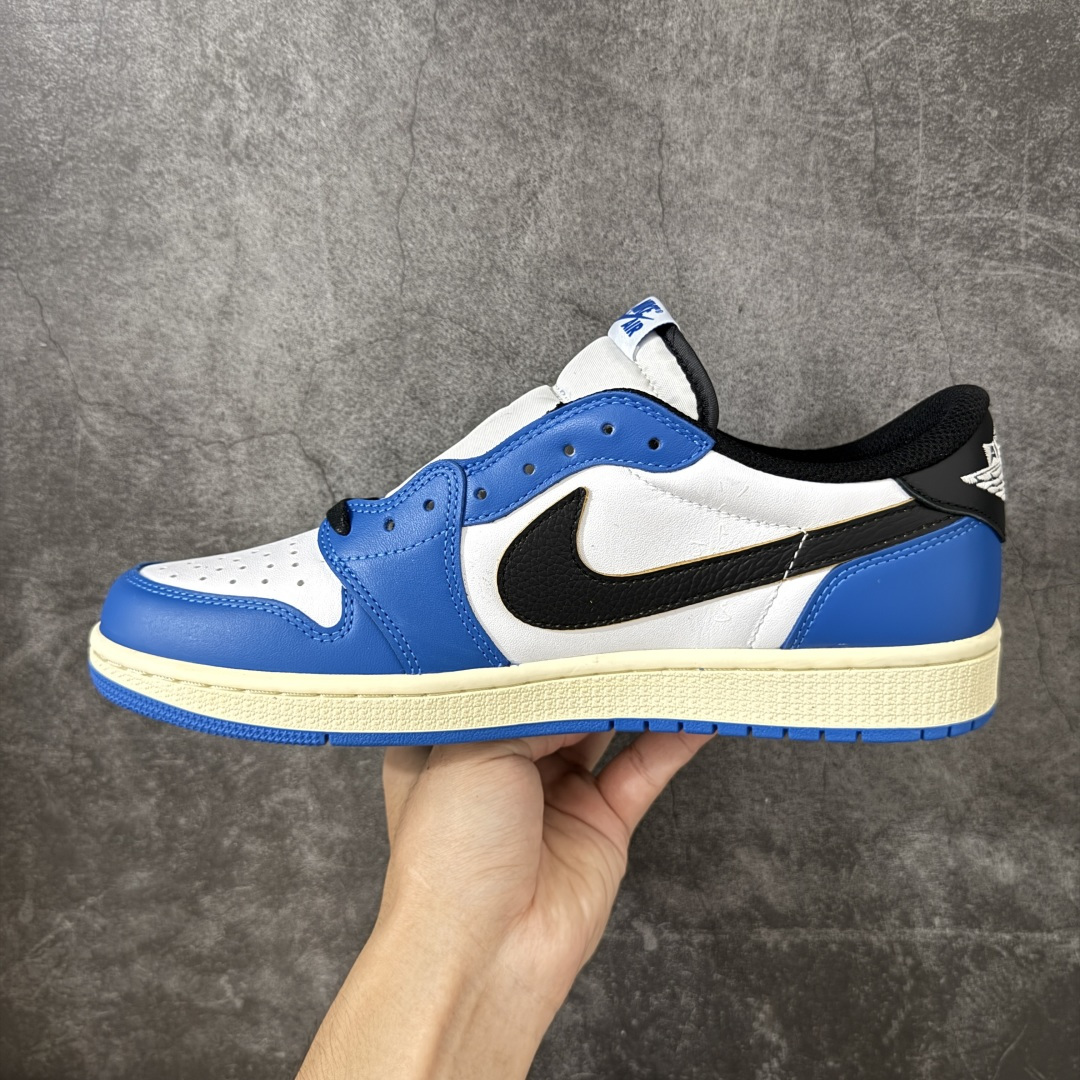图片[2]-【纯原KZ版】Travis Scott x Air Jordan AJ1 Low OG SP TS联名倒钩低帮 白黑蓝倒钩定制款 DM7866-141 知名大厂出品 纯原高版本 产品品控稳定性领先行业 各方面均可对飙市面通货版 SZ原厂全套原楦原纸板冲刀磨具开发 原厂皮料加持 原厂港宝加持定型后跟R度完美 同源原厂电绣 鬼脸飞翼针数密度立体效果一致 百分百一致原鞋 原厂拉帮工艺 针距密度一致 后跟弧度收口自然不对折 极致一眼正品既视感 进口玻璃冲刀皮料裁剪零毛边 全鞋电脑针车工艺 品控清洁度最高QC检验标准 免检产品 原厂订购鞋盒、鞋标、防尘纸、鞋撑、鞋带 追求极致的原厂味道！ 尺码：36-47.5-选品中心