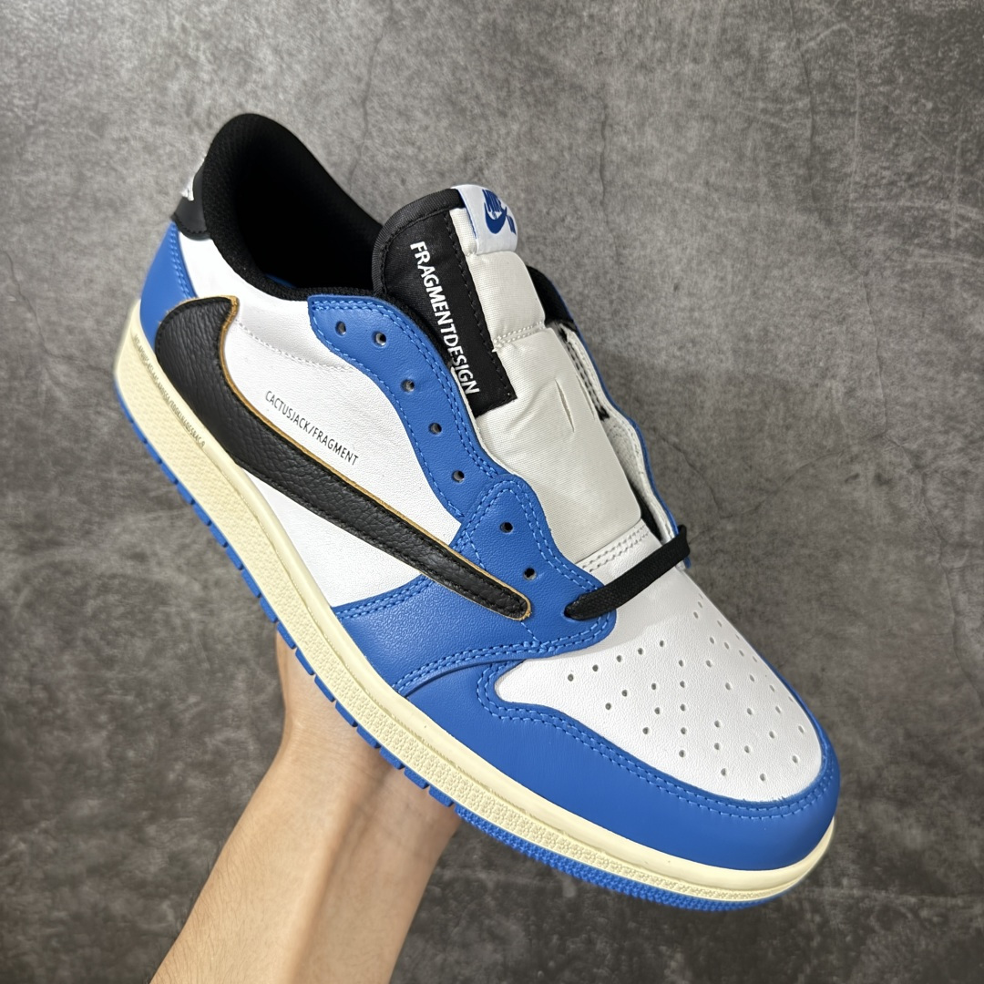 图片[3]-【纯原KZ版】Travis Scott x Air Jordan AJ1 Low OG SP TS联名倒钩低帮 白黑蓝倒钩定制款 DM7866-141 知名大厂出品 纯原高版本 产品品控稳定性领先行业 各方面均可对飙市面通货版 SZ原厂全套原楦原纸板冲刀磨具开发 原厂皮料加持 原厂港宝加持定型后跟R度完美 同源原厂电绣 鬼脸飞翼针数密度立体效果一致 百分百一致原鞋 原厂拉帮工艺 针距密度一致 后跟弧度收口自然不对折 极致一眼正品既视感 进口玻璃冲刀皮料裁剪零毛边 全鞋电脑针车工艺 品控清洁度最高QC检验标准 免检产品 原厂订购鞋盒、鞋标、防尘纸、鞋撑、鞋带 追求极致的原厂味道！ 尺码：36-47.5-选品中心