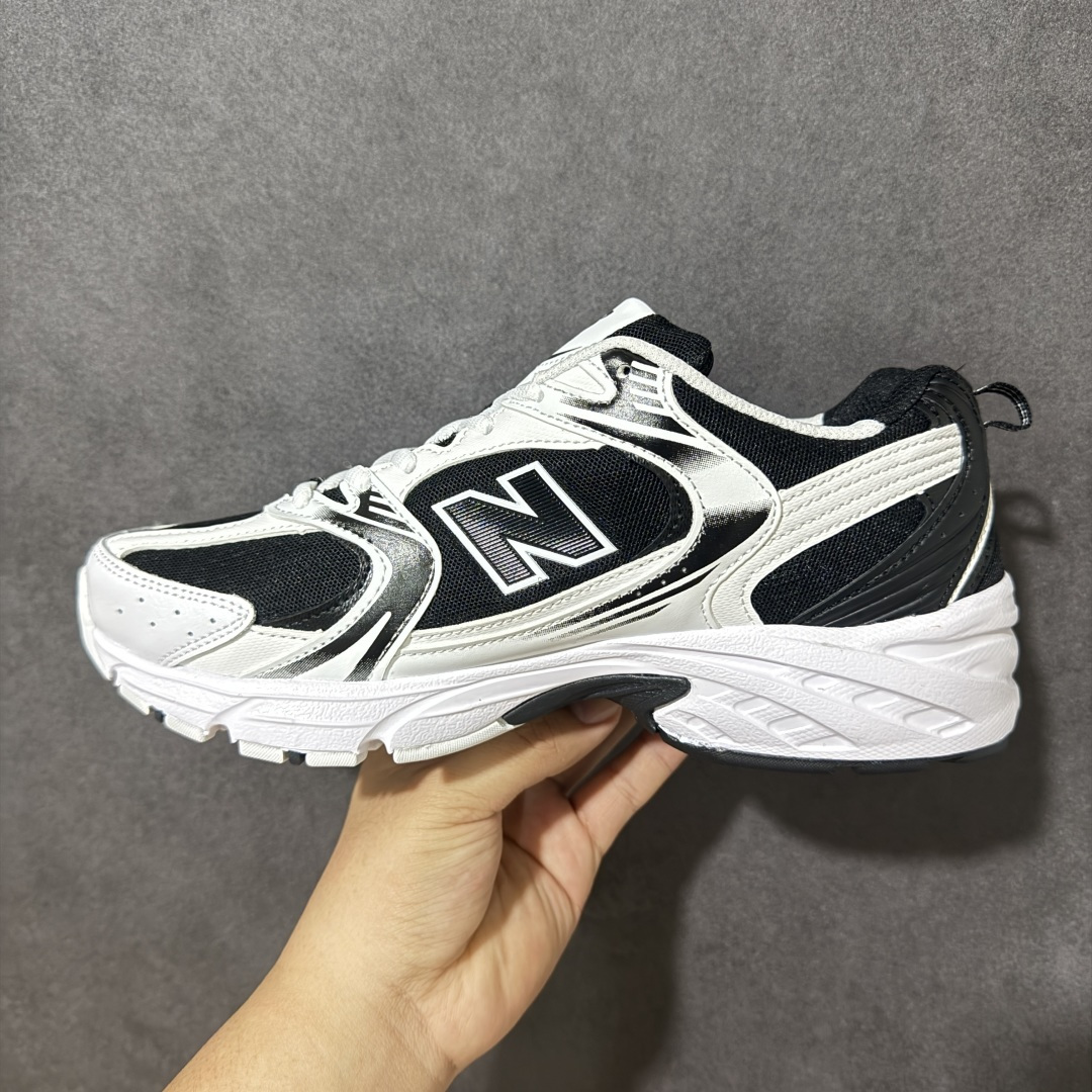 图片[2]-【公司级】New Balance NB530 新百伦复古透气跑步鞋 抛弃过往以皮革为主的人气轮廓 以极具复古风范的跑鞋外观呈现 设计上全鞋以简约清爽的纯白色作基底 鞋身覆盖大面积织物网眼材质 并于鞋头、鞋带孔眼片等细节处点缀对比鲜明的反光银镀层凸显 鞋舌、侧身等位置则辅以一贯的「N」字标志和品牌徽标彰显身份 最后通过搭载的 ABZORB 缓震中底完善整体造型 货号：MR530SJ 尺码：36 36.5 37.5 38 38.5 39 40 40.5 41 42 42.5 43 44 44.5 45-选品中心