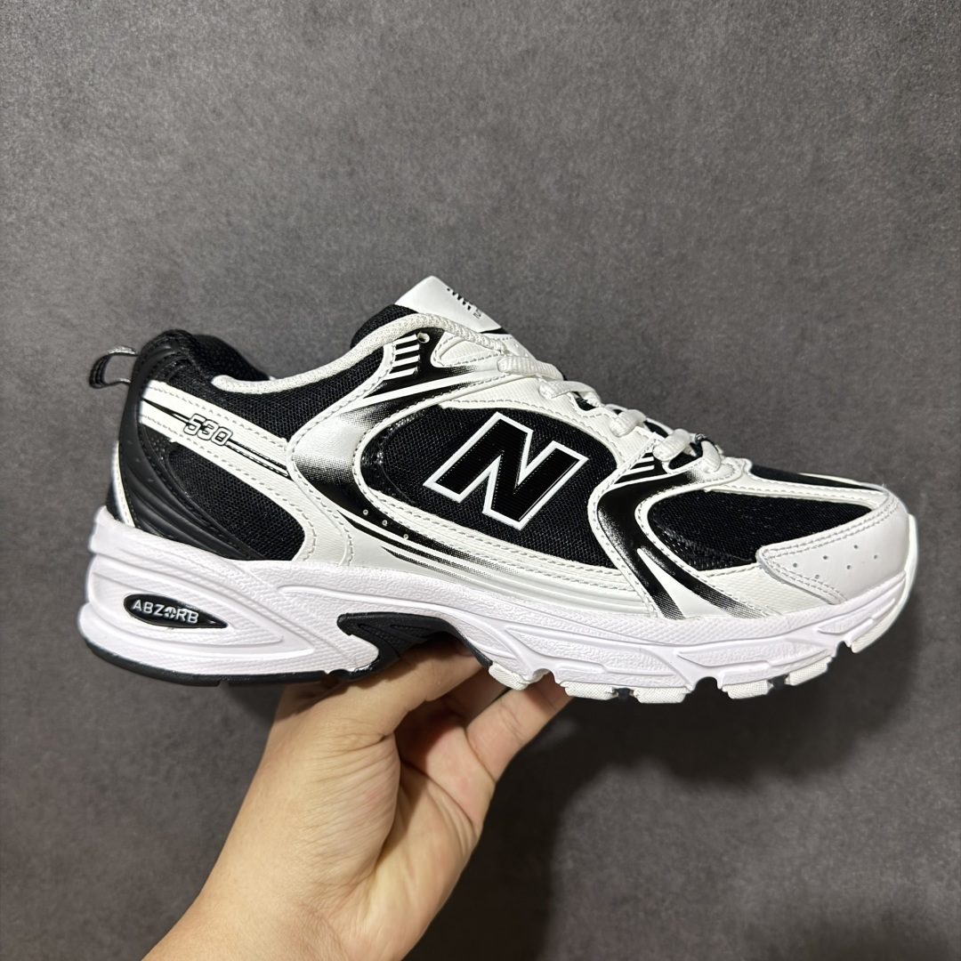 【公司级】New Balance NB530 新百伦复古透气跑步鞋 抛弃过往以皮革为主的人气轮廓 以极具复古风范的跑鞋外观呈现 设计上全鞋以简约清爽的纯白色作基底 鞋身覆盖大面积织物网眼材质 并于鞋头、鞋带孔眼片等细节处点缀对比鲜明的反光银镀层凸显 鞋舌、侧身等位置则辅以一贯的「N」字标志和品牌徽标彰显身份 最后通过搭载的 ABZORB 缓震中底完善整体造型 货号:MR530SJ 尺码:36 36.5 37.5 38 38.5 39 40 40.5 41 42 42.5 43 44 44.5 45-选品中心