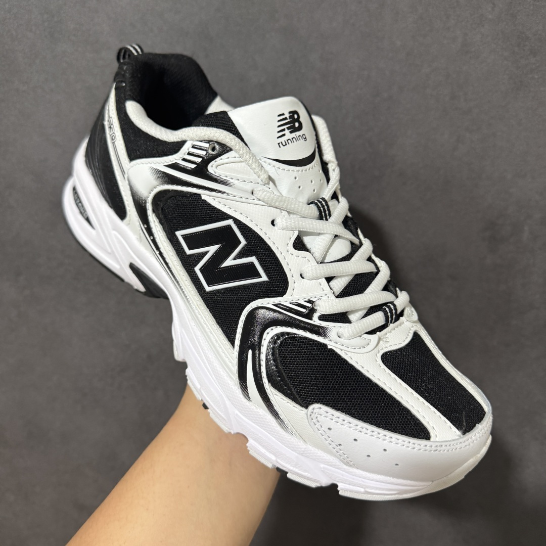 图片[3]-【公司级】New Balance NB530 新百伦复古透气跑步鞋 抛弃过往以皮革为主的人气轮廓 以极具复古风范的跑鞋外观呈现 设计上全鞋以简约清爽的纯白色作基底 鞋身覆盖大面积织物网眼材质 并于鞋头、鞋带孔眼片等细节处点缀对比鲜明的反光银镀层凸显 鞋舌、侧身等位置则辅以一贯的「N」字标志和品牌徽标彰显身份 最后通过搭载的 ABZORB 缓震中底完善整体造型 货号：MR530SJ 尺码：36 36.5 37.5 38 38.5 39 40 40.5 41 42 42.5 43 44 44.5 45-选品中心