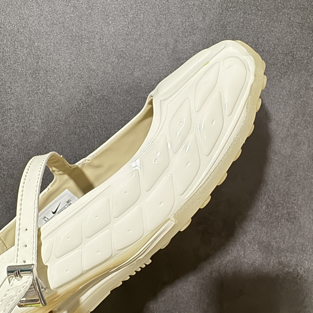 图片[8]-【公司级】Nike × NAKED Copenhagen SHOX Z Calistra 街头感舒适百搭 玛丽珍鞋 女款 耐克蕾虎联名款的玛丽珍，整体外观采用了黑红的经典搭配，漆皮的鞋面质感很细腻，自带低调光泽，绑带处的花卉刺绣更添了几分温柔精致，更显Calistra的特别之处，后根Shox鞋底的红色，内里的红色和黑色鞋面形成强烈对比。黑漆皮里藏着一点红，像穿着礼服去跑步，像买花路上突然想跳舞，弹簧柱踩在地上，每一步都有点嚣张，运动中带着少女感。 货号： IR5510-100 尺码： 35.5 36 36.5 37.5 38 38.5 39 40 40.5 41-选品中心