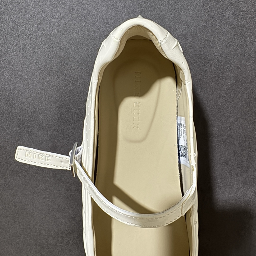 图片[6]-【公司级】Nike × NAKED Copenhagen SHOX Z Calistra 街头感舒适百搭 玛丽珍鞋 女款 耐克蕾虎联名款的玛丽珍，整体外观采用了黑红的经典搭配，漆皮的鞋面质感很细腻，自带低调光泽，绑带处的花卉刺绣更添了几分温柔精致，更显Calistra的特别之处，后根Shox鞋底的红色，内里的红色和黑色鞋面形成强烈对比。黑漆皮里藏着一点红，像穿着礼服去跑步，像买花路上突然想跳舞，弹簧柱踩在地上，每一步都有点嚣张，运动中带着少女感。 货号： IR5510-100 尺码： 35.5 36 36.5 37.5 38 38.5 39 40 40.5 41-选品中心