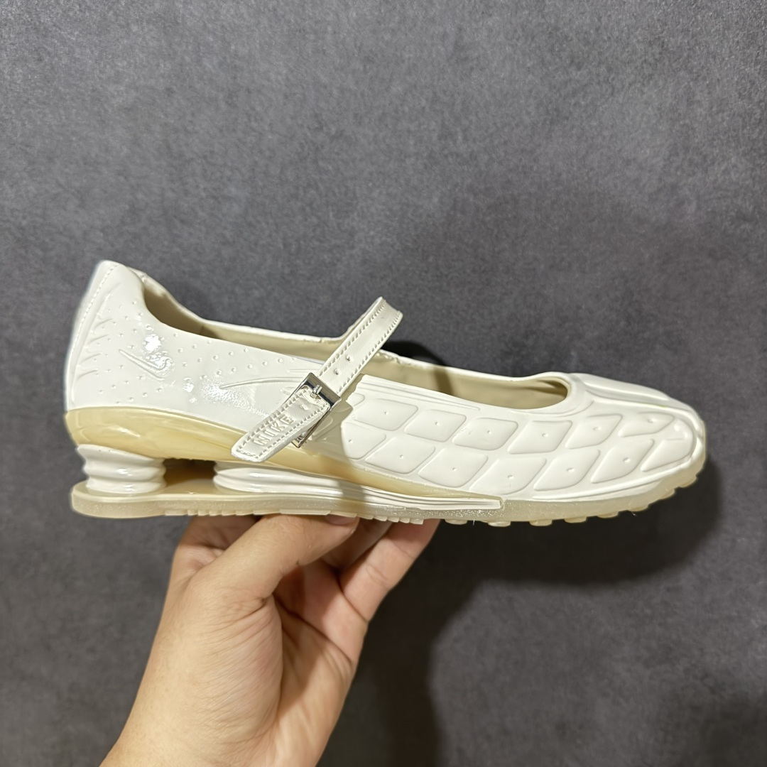 【公司级】Nike × NAKED Copenhagen SHOX Z Calistra 街头感舒适百搭 玛丽珍鞋 女款 耐克蕾虎联名款的玛丽珍，整体外观采用了黑红的经典搭配，漆皮的鞋面质感很细腻，自带低调光泽，绑带处的花卉刺绣更添了几分温柔精致，更显Calistra的特别之处，后根Shox鞋底的红色，内里的红色和黑色鞋面形成强烈对比。黑漆皮里藏着一点红，像穿着礼服去跑步，像买花路上突然想跳舞，弹簧柱踩在地上，每一步都有点嚣张，运动中带着少女感。 货号： IR5510-100 尺码： 35.5 36 36.5 37.5 38 38.5 39 40 40.5 41-选品中心