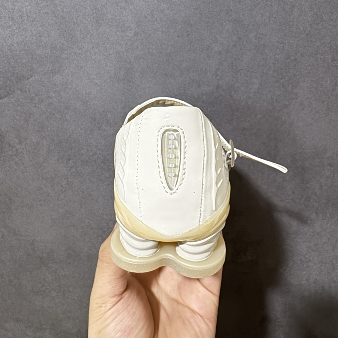 图片[4]-【公司级】Nike × NAKED Copenhagen SHOX Z Calistra 街头感舒适百搭 玛丽珍鞋 女款 耐克蕾虎联名款的玛丽珍，整体外观采用了黑红的经典搭配，漆皮的鞋面质感很细腻，自带低调光泽，绑带处的花卉刺绣更添了几分温柔精致，更显Calistra的特别之处，后根Shox鞋底的红色，内里的红色和黑色鞋面形成强烈对比。黑漆皮里藏着一点红，像穿着礼服去跑步，像买花路上突然想跳舞，弹簧柱踩在地上，每一步都有点嚣张，运动中带着少女感。 货号： IR5510-100 尺码： 35.5 36 36.5 37.5 38 38.5 39 40 40.5 41-选品中心