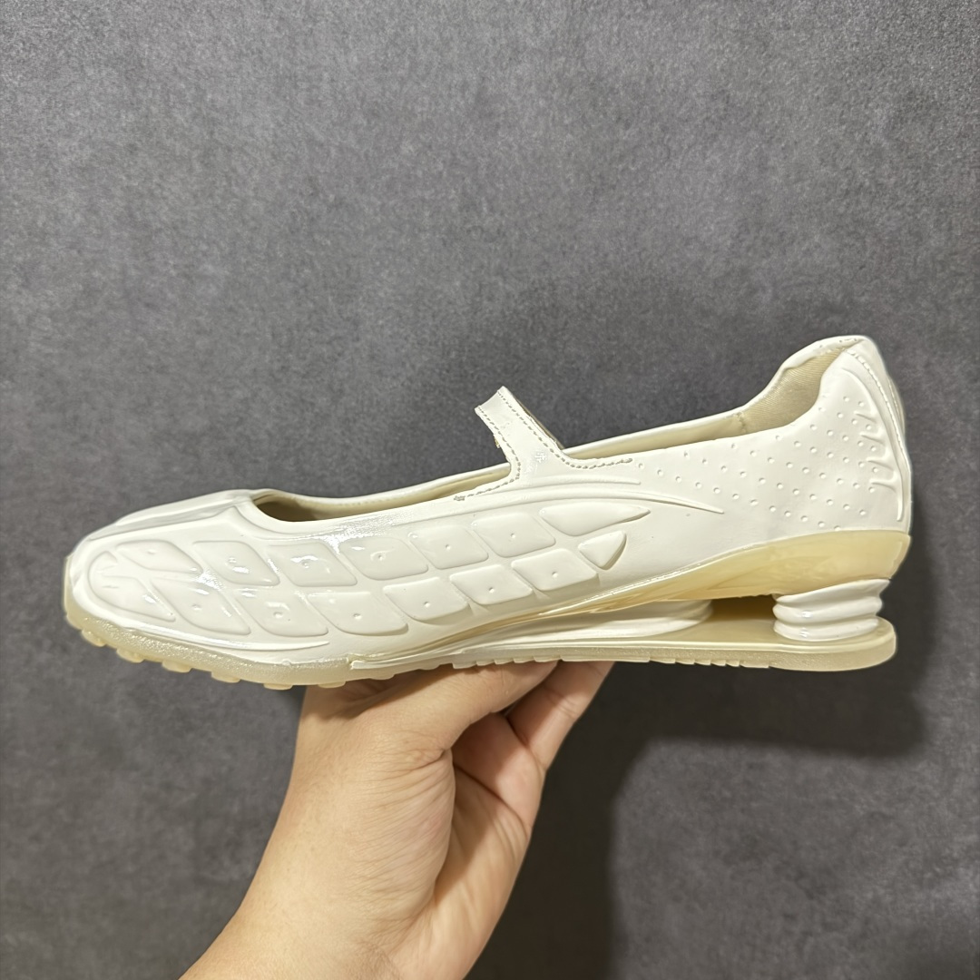 图片[2]-【公司级】Nike × NAKED Copenhagen SHOX Z Calistra 街头感舒适百搭 玛丽珍鞋 女款 耐克蕾虎联名款的玛丽珍，整体外观采用了黑红的经典搭配，漆皮的鞋面质感很细腻，自带低调光泽，绑带处的花卉刺绣更添了几分温柔精致，更显Calistra的特别之处，后根Shox鞋底的红色，内里的红色和黑色鞋面形成强烈对比。黑漆皮里藏着一点红，像穿着礼服去跑步，像买花路上突然想跳舞，弹簧柱踩在地上，每一步都有点嚣张，运动中带着少女感。 货号： IR5510-100 尺码： 35.5 36 36.5 37.5 38 38.5 39 40 40.5 41-选品中心
