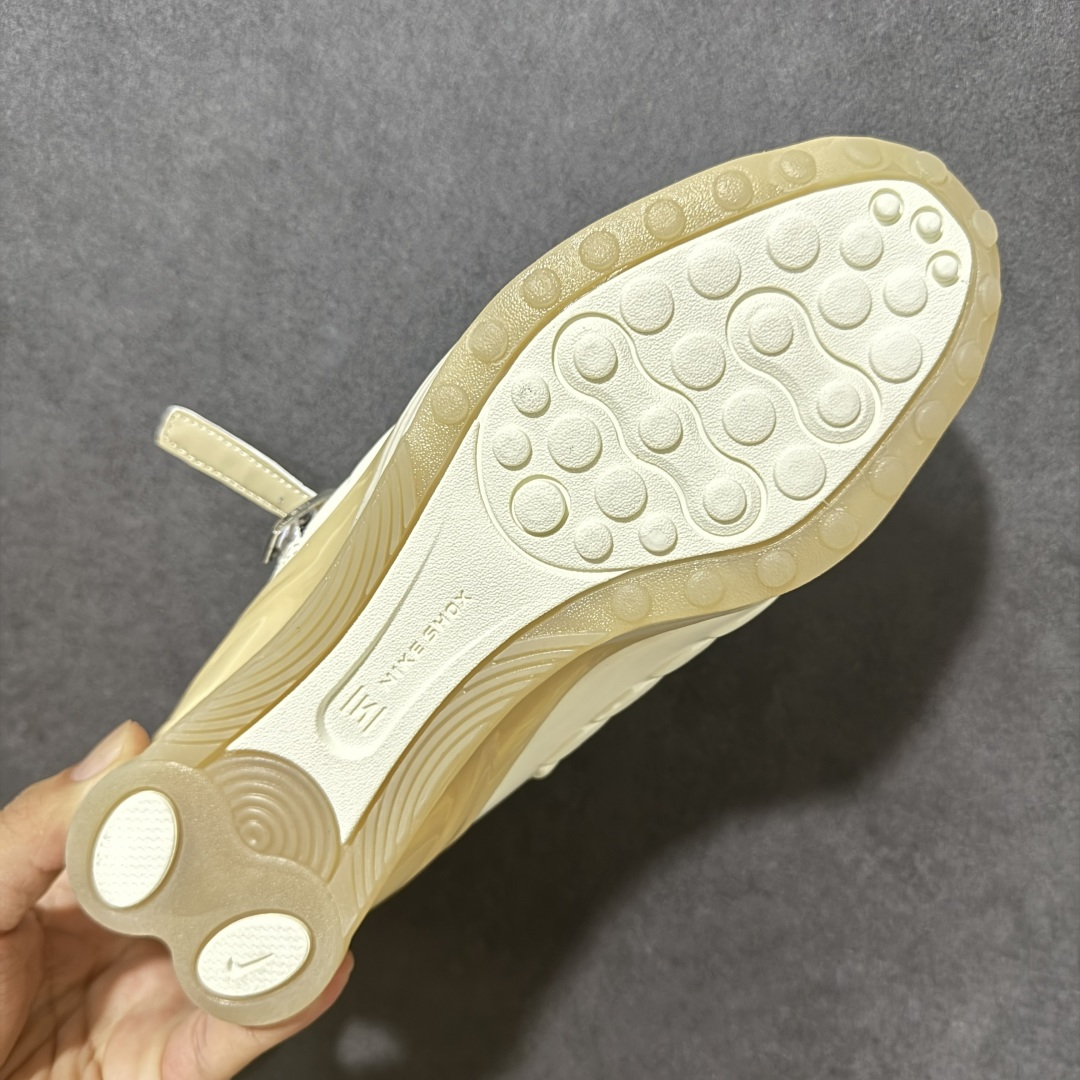 图片[9]-【公司级】Nike × NAKED Copenhagen SHOX Z Calistra 街头感舒适百搭 玛丽珍鞋 女款 耐克蕾虎联名款的玛丽珍，整体外观采用了黑红的经典搭配，漆皮的鞋面质感很细腻，自带低调光泽，绑带处的花卉刺绣更添了几分温柔精致，更显Calistra的特别之处，后根Shox鞋底的红色，内里的红色和黑色鞋面形成强烈对比。黑漆皮里藏着一点红，像穿着礼服去跑步，像买花路上突然想跳舞，弹簧柱踩在地上，每一步都有点嚣张，运动中带着少女感。 货号： IR5510-100 尺码： 35.5 36 36.5 37.5 38 38.5 39 40 40.5 41-选品中心