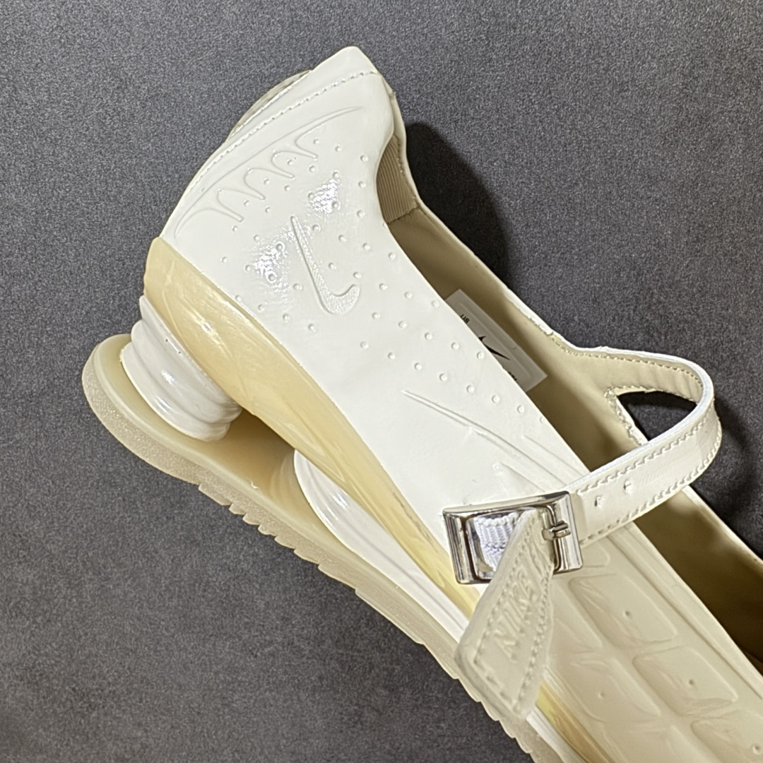 图片[7]-【公司级】Nike × NAKED Copenhagen SHOX Z Calistra 街头感舒适百搭 玛丽珍鞋 女款 耐克蕾虎联名款的玛丽珍，整体外观采用了黑红的经典搭配，漆皮的鞋面质感很细腻，自带低调光泽，绑带处的花卉刺绣更添了几分温柔精致，更显Calistra的特别之处，后根Shox鞋底的红色，内里的红色和黑色鞋面形成强烈对比。黑漆皮里藏着一点红，像穿着礼服去跑步，像买花路上突然想跳舞，弹簧柱踩在地上，每一步都有点嚣张，运动中带着少女感。 货号： IR5510-100 尺码： 35.5 36 36.5 37.5 38 38.5 39 40 40.5 41-选品中心