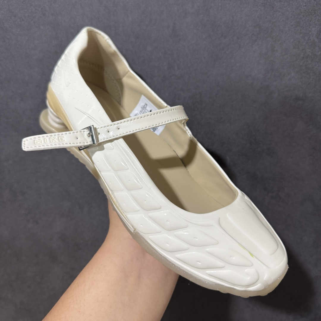 图片[3]-【公司级】Nike × NAKED Copenhagen SHOX Z Calistra 街头感舒适百搭 玛丽珍鞋 女款 耐克蕾虎联名款的玛丽珍，整体外观采用了黑红的经典搭配，漆皮的鞋面质感很细腻，自带低调光泽，绑带处的花卉刺绣更添了几分温柔精致，更显Calistra的特别之处，后根Shox鞋底的红色，内里的红色和黑色鞋面形成强烈对比。黑漆皮里藏着一点红，像穿着礼服去跑步，像买花路上突然想跳舞，弹簧柱踩在地上，每一步都有点嚣张，运动中带着少女感。 货号： IR5510-100 尺码： 35.5 36 36.5 37.5 38 38.5 39 40 40.5 41-选品中心