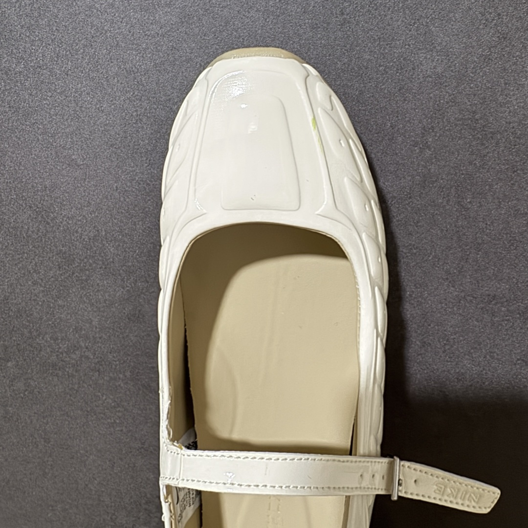 图片[5]-【公司级】Nike × NAKED Copenhagen SHOX Z Calistra 街头感舒适百搭 玛丽珍鞋 女款 耐克蕾虎联名款的玛丽珍，整体外观采用了黑红的经典搭配，漆皮的鞋面质感很细腻，自带低调光泽，绑带处的花卉刺绣更添了几分温柔精致，更显Calistra的特别之处，后根Shox鞋底的红色，内里的红色和黑色鞋面形成强烈对比。黑漆皮里藏着一点红，像穿着礼服去跑步，像买花路上突然想跳舞，弹簧柱踩在地上，每一步都有点嚣张，运动中带着少女感。 货号： IR5510-100 尺码： 35.5 36 36.5 37.5 38 38.5 39 40 40.5 41-选品中心