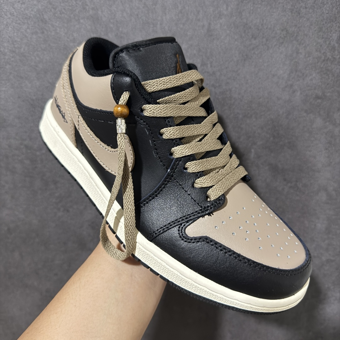 图片[3]-【公司级】复古咖棕高级氛围感 AIR JORDAN 1低帮黑咖配色休闲板鞋，撞色皮革拼接打造层次质感，细腻鞋面耐穿不易褶皱，粗织卡其鞋带搭配金属R标吊饰轻奢吸睛，后跟专属涂鸦刻印增添街头潮流格调，米白中底柔和中和黑棕厚重感，内置缓震脚感软糯舒适，低帮版型不挑腿型，通勤、穿搭出街都适配，百搭长裤短裙，复古大地色系一年四季都能轻松驾驭，潮流玩家日常刚需款。 货号：553558-081 尺码：36 36.5 37.5 38 38.5 39 40 40.5 41 42 42.5 43 44 44.5 45-选品中心
