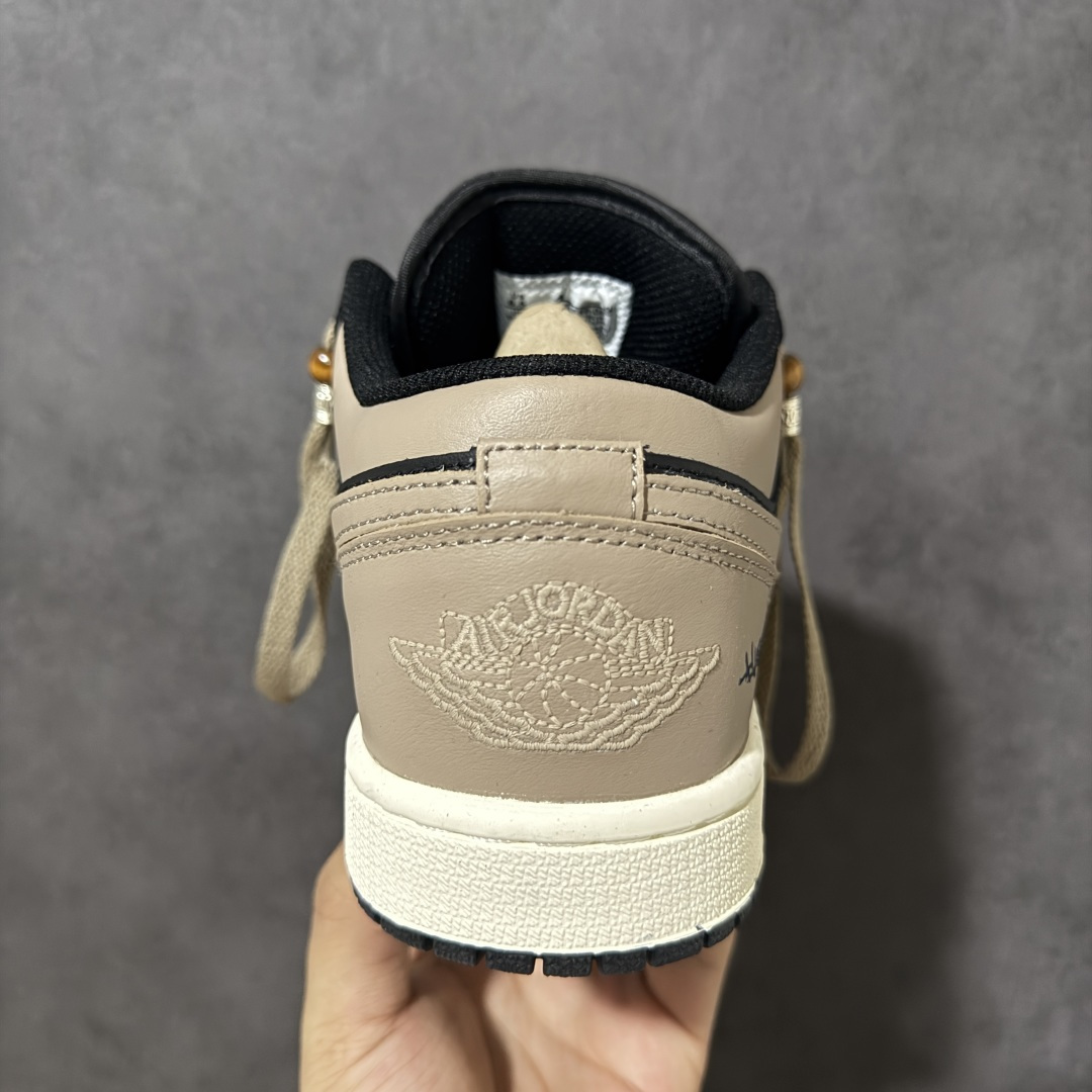 图片[4]-【公司级】复古咖棕高级氛围感 AIR JORDAN 1低帮黑咖配色休闲板鞋，撞色皮革拼接打造层次质感，细腻鞋面耐穿不易褶皱，粗织卡其鞋带搭配金属R标吊饰轻奢吸睛，后跟专属涂鸦刻印增添街头潮流格调，米白中底柔和中和黑棕厚重感，内置缓震脚感软糯舒适，低帮版型不挑腿型，通勤、穿搭出街都适配，百搭长裤短裙，复古大地色系一年四季都能轻松驾驭，潮流玩家日常刚需款。 货号：553558-081 尺码：36 36.5 37.5 38 38.5 39 40 40.5 41 42 42.5 43 44 44.5 45-选品中心