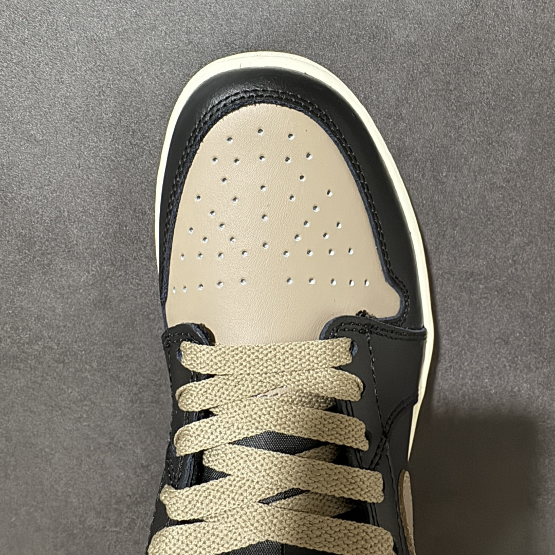 图片[5]-【公司级】复古咖棕高级氛围感 AIR JORDAN 1低帮黑咖配色休闲板鞋，撞色皮革拼接打造层次质感，细腻鞋面耐穿不易褶皱，粗织卡其鞋带搭配金属R标吊饰轻奢吸睛，后跟专属涂鸦刻印增添街头潮流格调，米白中底柔和中和黑棕厚重感，内置缓震脚感软糯舒适，低帮版型不挑腿型，通勤、穿搭出街都适配，百搭长裤短裙，复古大地色系一年四季都能轻松驾驭，潮流玩家日常刚需款。 货号：553558-081 尺码：36 36.5 37.5 38 38.5 39 40 40.5 41 42 42.5 43 44 44.5 45-选品中心