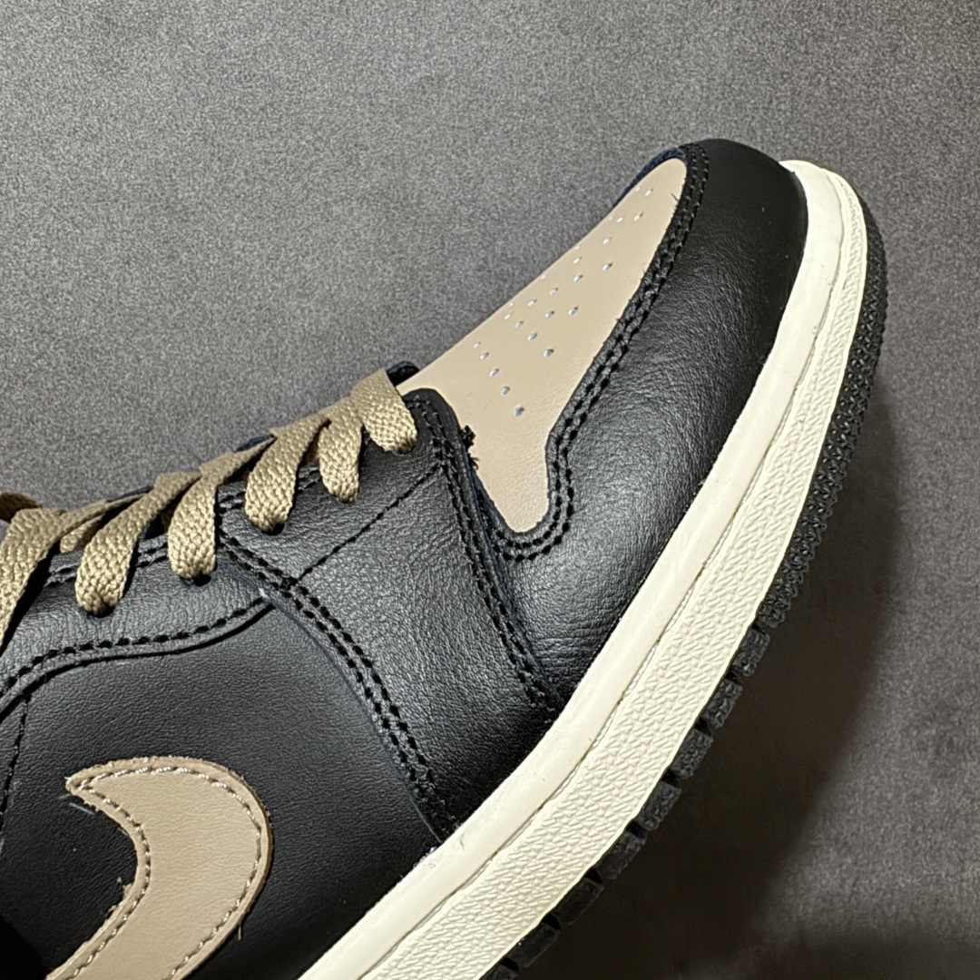 图片[8]-【公司级】复古咖棕高级氛围感 AIR JORDAN 1低帮黑咖配色休闲板鞋，撞色皮革拼接打造层次质感，细腻鞋面耐穿不易褶皱，粗织卡其鞋带搭配金属R标吊饰轻奢吸睛，后跟专属涂鸦刻印增添街头潮流格调，米白中底柔和中和黑棕厚重感，内置缓震脚感软糯舒适，低帮版型不挑腿型，通勤、穿搭出街都适配，百搭长裤短裙，复古大地色系一年四季都能轻松驾驭，潮流玩家日常刚需款。 货号：553558-081 尺码：36 36.5 37.5 38 38.5 39 40 40.5 41 42 42.5 43 44 44.5 45-选品中心