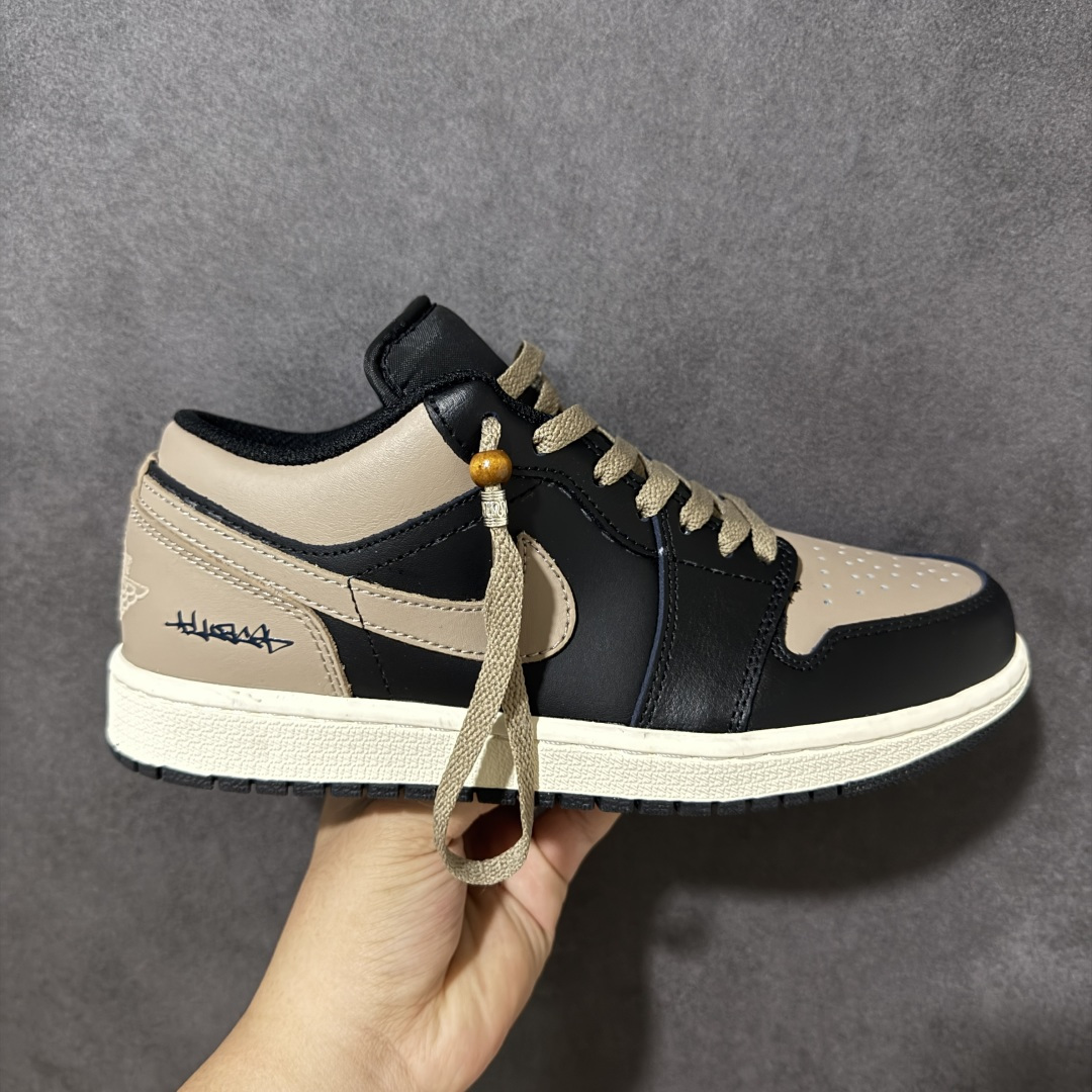 【公司级】复古咖棕高级氛围感 AIR JORDAN 1低帮黑咖配色休闲板鞋,撞色皮革拼接打造层次质感,细腻鞋面耐穿不易褶皱,粗织卡其鞋带搭配金属R标吊饰轻奢吸睛,后跟专属涂鸦刻印增添街头潮流格调,米白中底柔和中和黑棕厚重感,内置缓震脚感软糯舒适,低帮版型不挑腿型,通勤、穿搭出街都适配,百搭长裤短裙,复古大地色系一年四季都能轻松驾驭,潮流玩家日常刚需款。 货号:553558-081 尺码:36 36.5 37.5 38 38.5 39 40 40.5 41 42 42.5 43 44 44.5 45-选品中心