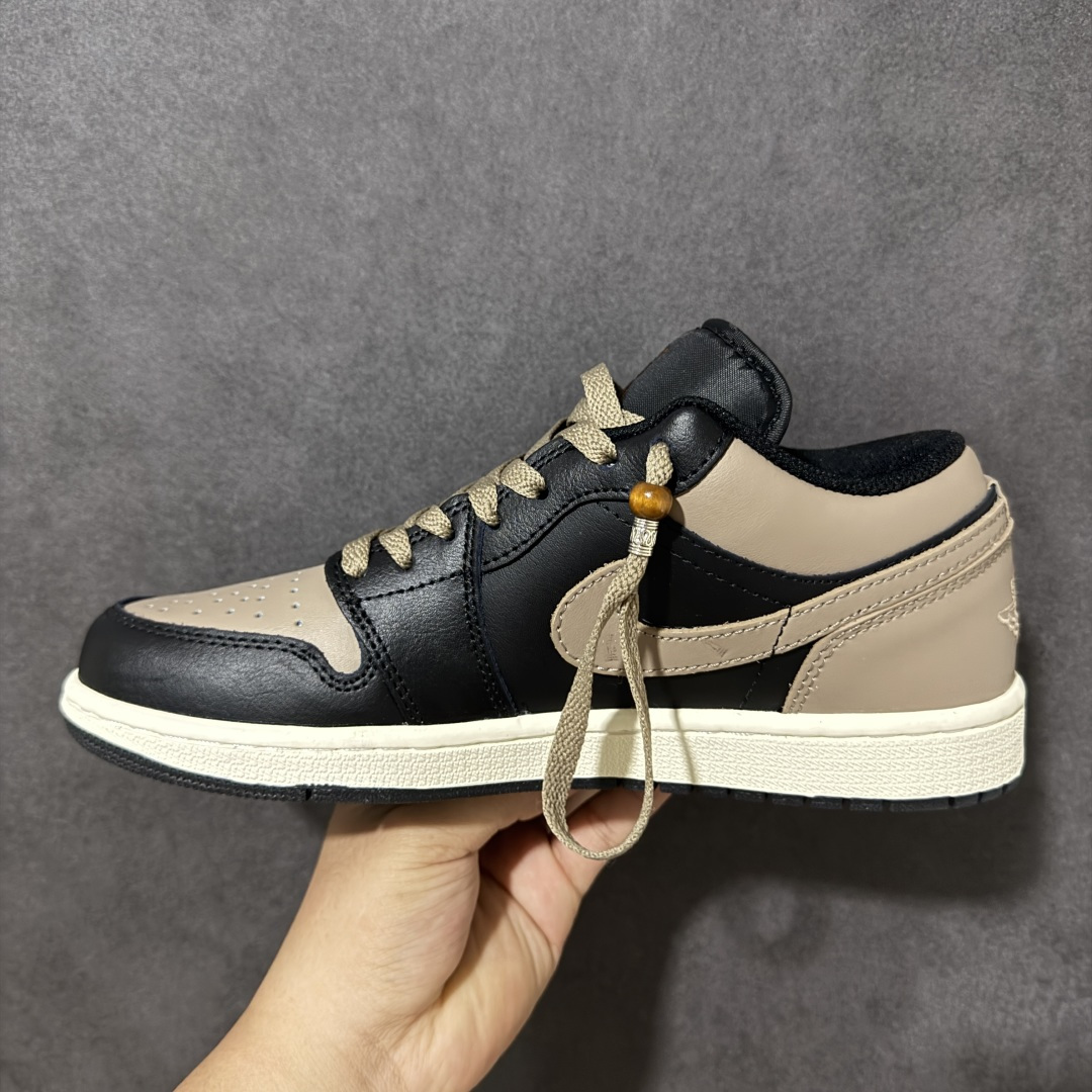 图片[2]-【公司级】复古咖棕高级氛围感 AIR JORDAN 1低帮黑咖配色休闲板鞋，撞色皮革拼接打造层次质感，细腻鞋面耐穿不易褶皱，粗织卡其鞋带搭配金属R标吊饰轻奢吸睛，后跟专属涂鸦刻印增添街头潮流格调，米白中底柔和中和黑棕厚重感，内置缓震脚感软糯舒适，低帮版型不挑腿型，通勤、穿搭出街都适配，百搭长裤短裙，复古大地色系一年四季都能轻松驾驭，潮流玩家日常刚需款。 货号：553558-081 尺码：36 36.5 37.5 38 38.5 39 40 40.5 41 42 42.5 43 44 44.5 45-选品中心