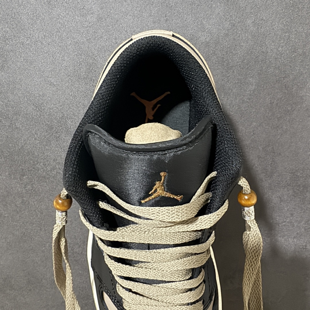 图片[6]-【公司级】复古咖棕高级氛围感 AIR JORDAN 1低帮黑咖配色休闲板鞋，撞色皮革拼接打造层次质感，细腻鞋面耐穿不易褶皱，粗织卡其鞋带搭配金属R标吊饰轻奢吸睛，后跟专属涂鸦刻印增添街头潮流格调，米白中底柔和中和黑棕厚重感，内置缓震脚感软糯舒适，低帮版型不挑腿型，通勤、穿搭出街都适配，百搭长裤短裙，复古大地色系一年四季都能轻松驾驭，潮流玩家日常刚需款。 货号：553558-081 尺码：36 36.5 37.5 38 38.5 39 40 40.5 41 42 42.5 43 44 44.5 45-选品中心
