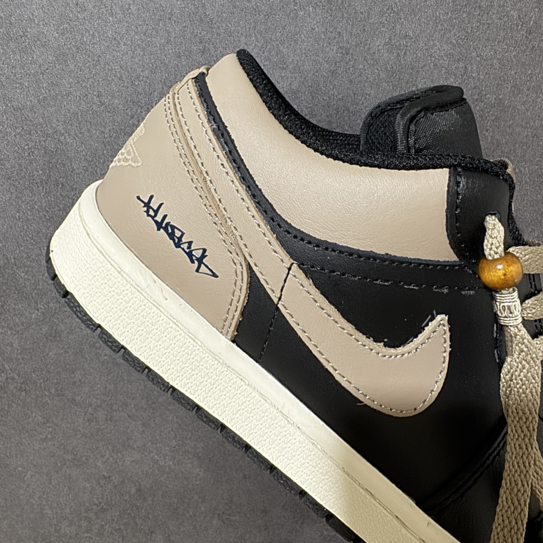 图片[7]-【公司级】复古咖棕高级氛围感 AIR JORDAN 1低帮黑咖配色休闲板鞋，撞色皮革拼接打造层次质感，细腻鞋面耐穿不易褶皱，粗织卡其鞋带搭配金属R标吊饰轻奢吸睛，后跟专属涂鸦刻印增添街头潮流格调，米白中底柔和中和黑棕厚重感，内置缓震脚感软糯舒适，低帮版型不挑腿型，通勤、穿搭出街都适配，百搭长裤短裙，复古大地色系一年四季都能轻松驾驭，潮流玩家日常刚需款。 货号：553558-081 尺码：36 36.5 37.5 38 38.5 39 40 40.5 41 42 42.5 43 44 44.5 45-选品中心