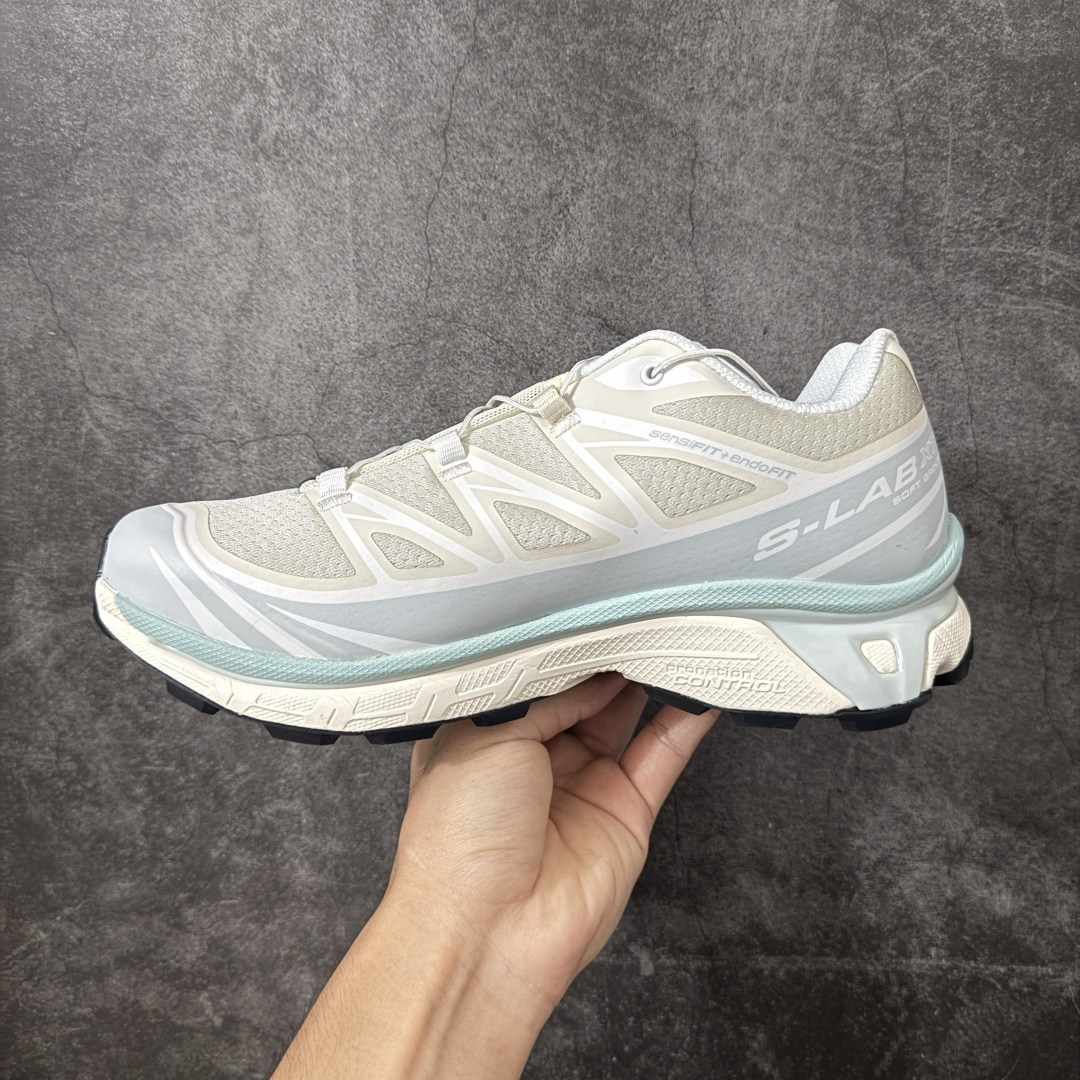 图片[2]-【小绿x版】 Salomon XT-6 Goodbai 新配色477385 萨洛蒙复古潮流户外机能登山跑鞋 纯原外贸平台特供订单 耗时半年巨作 全套原纸板楦头开发 原厂特供网布配套加持 确保原汁原味 完美呈现版型 原档数据独家私模五层组合大底 原装Ortholite轻量化鞋垫 中底布带钢印编号 原厂TPU锁扣 进口港宝加持 后跟自然饱满 还原公司包裹性 鞋面以“锯齿”状的包裹系统呈现 在基色底之下加入了各种色点缀 将公司的最新技术和时尚前卫的造型融入耐用的长跑款式中 鞋面由 TPU 薄膜制成 并焊接在高耐磨网眼上 使其既时尚又坚固 由 ACS底盘支撑 可增强稳定性和支撑力 以及由橡胶凸耳 Contragrip外底覆盖的 EVA 缓冲中底 旨在应对崎岖的地形 鞋舌上的彩色Salomon 标签、Quicklace 系统以及鞋头、鞋舌和鞋跟上的附加品牌使细节更加完美 让穿着者可以轻松驾驭户外与通勤下的任何运动生活场景 无缝鞋身户外随意纵横 颜值与脚感兼备 出街通勤 绝对非常吸睛 你值得拥有 尺码：36 36.5 37.5 38 38.5 39 40 40.5 41 42 42.5 43 44 44.5 45-选品中心