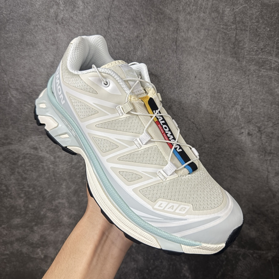 图片[3]-【小绿x版】 Salomon XT-6 Goodbai 新配色477385 萨洛蒙复古潮流户外机能登山跑鞋 纯原外贸平台特供订单 耗时半年巨作 全套原纸板楦头开发 原厂特供网布配套加持 确保原汁原味 完美呈现版型 原档数据独家私模五层组合大底 原装Ortholite轻量化鞋垫 中底布带钢印编号 原厂TPU锁扣 进口港宝加持 后跟自然饱满 还原公司包裹性 鞋面以“锯齿”状的包裹系统呈现 在基色底之下加入了各种色点缀 将公司的最新技术和时尚前卫的造型融入耐用的长跑款式中 鞋面由 TPU 薄膜制成 并焊接在高耐磨网眼上 使其既时尚又坚固 由 ACS底盘支撑 可增强稳定性和支撑力 以及由橡胶凸耳 Contragrip外底覆盖的 EVA 缓冲中底 旨在应对崎岖的地形 鞋舌上的彩色Salomon 标签、Quicklace 系统以及鞋头、鞋舌和鞋跟上的附加品牌使细节更加完美 让穿着者可以轻松驾驭户外与通勤下的任何运动生活场景 无缝鞋身户外随意纵横 颜值与脚感兼备 出街通勤 绝对非常吸睛 你值得拥有 尺码：36 36.5 37.5 38 38.5 39 40 40.5 41 42 42.5 43 44 44.5 45-选品中心