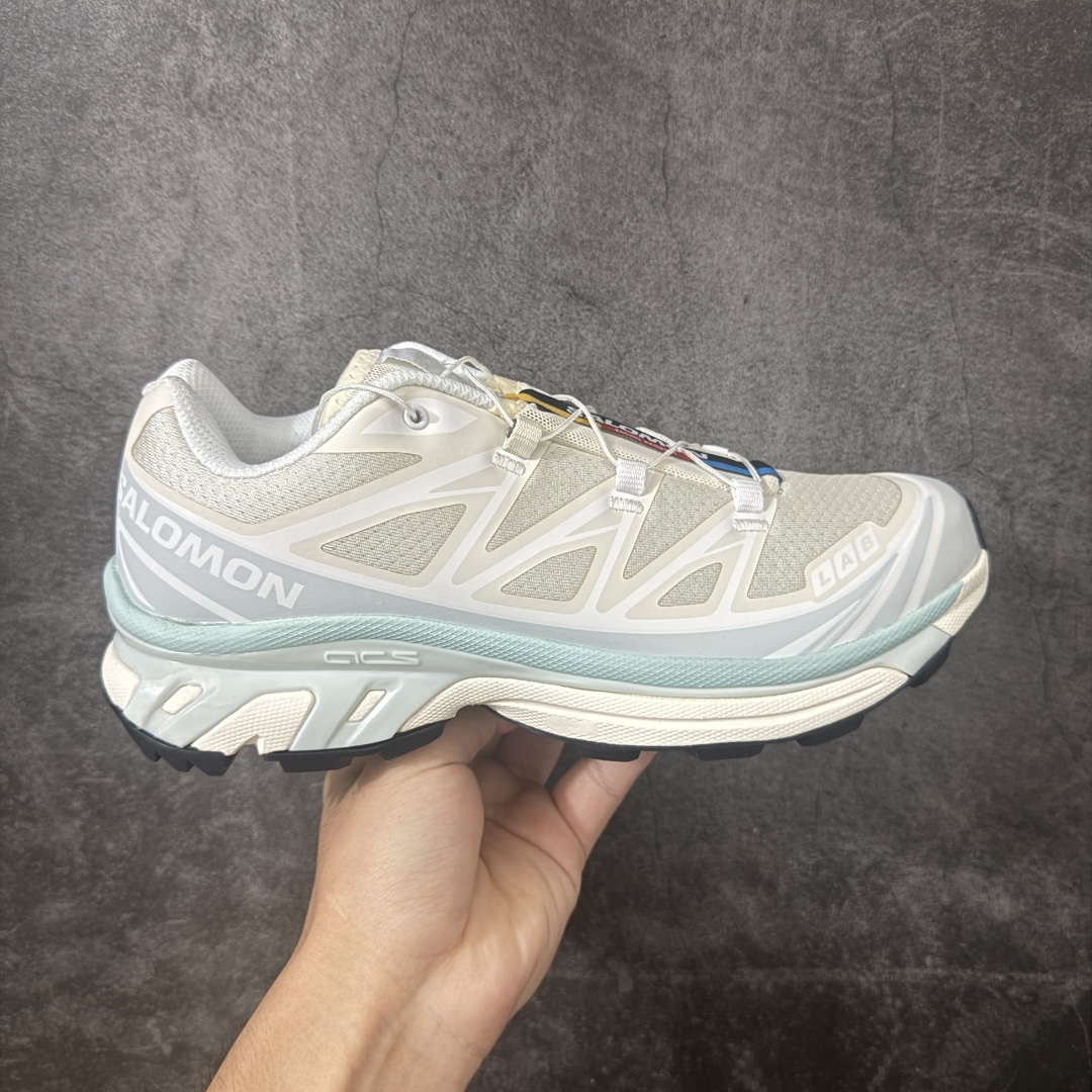 【小绿x版】 Salomon XT-6 Goodbai 新配色477385 萨洛蒙复古潮流户外机能登山跑鞋 纯原外贸平台特供订单 耗时半年巨作 全套原纸板楦头开发 原厂特供网布配套加持 确保原汁原味 完美呈现版型 原档数据独家私模五层组合大底 原装Ortholite轻量化鞋垫 中底布带钢印编号 原厂TPU锁扣 进口港宝加持 后跟自然饱满 还原公司包裹性 鞋面以“锯齿”状的包裹系统呈现 在基色底之下加入了各种色点缀 将公司的最新技术和时尚前卫的造型融入耐用的长跑款式中 鞋面由 TPU 薄膜制成 并焊接在高耐磨网眼上 使其既时尚又坚固 由 ACS底盘支撑 可增强稳定性和支撑力 以及由橡胶凸耳 Contragrip外底覆盖的 EVA 缓冲中底 旨在应对崎岖的地形 鞋舌上的彩色Salomon 标签、Quicklace 系统以及鞋头、鞋舌和鞋跟上的附加品牌使细节更加完美 让穿着者可以轻松驾驭户外与通勤下的任何运动生活场景 无缝鞋身户外随意纵横 颜值与脚感兼备 出街通勤 绝对非常吸睛 你值得拥有 尺码：36 36.5 37.5 38 38.5 39 40 40.5 41 42 42.5 43 44 44.5 45-选品中心