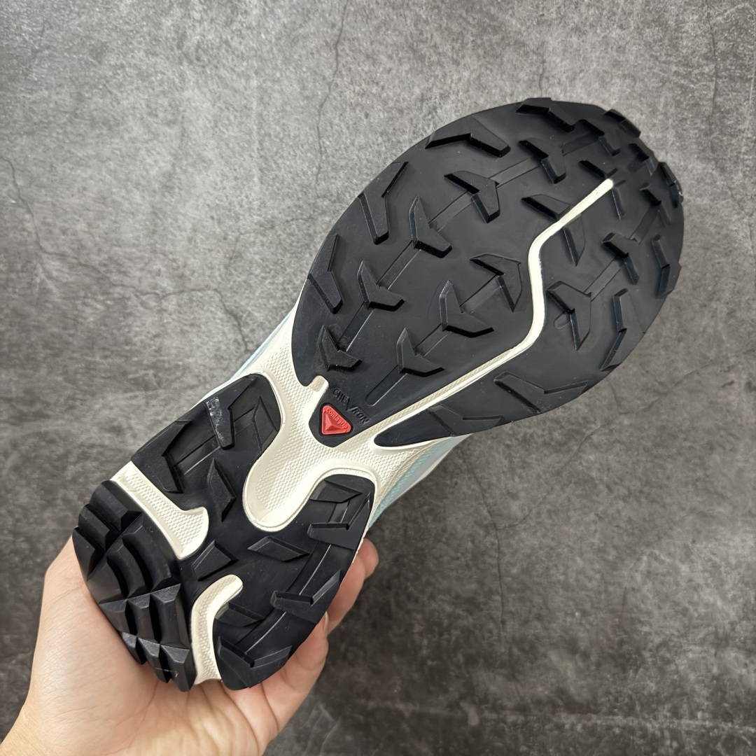 图片[9]-【小绿x版】 Salomon XT-6 Goodbai 新配色477385 萨洛蒙复古潮流户外机能登山跑鞋 纯原外贸平台特供订单 耗时半年巨作 全套原纸板楦头开发 原厂特供网布配套加持 确保原汁原味 完美呈现版型 原档数据独家私模五层组合大底 原装Ortholite轻量化鞋垫 中底布带钢印编号 原厂TPU锁扣 进口港宝加持 后跟自然饱满 还原公司包裹性 鞋面以“锯齿”状的包裹系统呈现 在基色底之下加入了各种色点缀 将公司的最新技术和时尚前卫的造型融入耐用的长跑款式中 鞋面由 TPU 薄膜制成 并焊接在高耐磨网眼上 使其既时尚又坚固 由 ACS底盘支撑 可增强稳定性和支撑力 以及由橡胶凸耳 Contragrip外底覆盖的 EVA 缓冲中底 旨在应对崎岖的地形 鞋舌上的彩色Salomon 标签、Quicklace 系统以及鞋头、鞋舌和鞋跟上的附加品牌使细节更加完美 让穿着者可以轻松驾驭户外与通勤下的任何运动生活场景 无缝鞋身户外随意纵横 颜值与脚感兼备 出街通勤 绝对非常吸睛 你值得拥有 尺码：36 36.5 37.5 38 38.5 39 40 40.5 41 42 42.5 43 44 44.5 45-选品中心