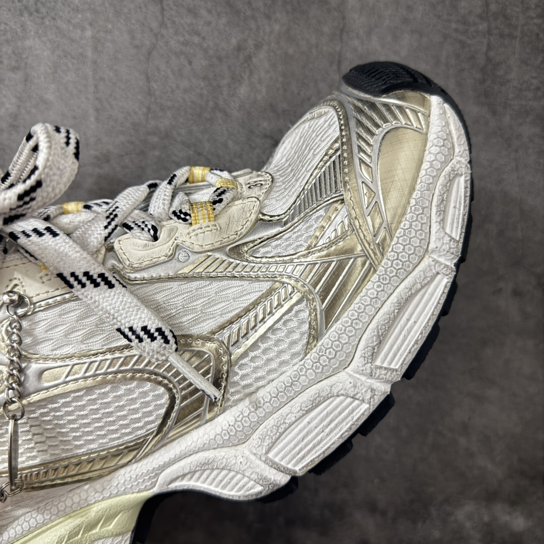 图片[6]-【XA版本】BALENCIAGA 3XL Sneakers 链扣配饰 巴黎世家十代网布系带低帮走秀复古老爹鞋 全套原纸板楦头开发 最原汁原味的灵魂版型 全鞋荧光划线卡点 胶水把控整洁度追求极致完美 每一双都是工艺品 多重QC质检 超越公司货的品控标准 实实在在的免检产品 原盒原配 正确字体电绣 粗细、位置、大小正确 侧边TPU 透气孔匹配意产原版 正确分离大底 TPU软底 原版一致大底LOGO 立体感十足 原厂皮料水洗做旧 采购原厂网纱 不含皮革 网布材料和聚氨酯 磨损效果 鞋头边缘和后帮 Balenciaga 徽标 鞋面和后跟凸印尺码 鞋舌 3XL 橡胶品牌标识和反光细节 鞋帮拉袢和鞋舌拉祥 配反光细节 备用鞋带在鞋履前侧 可在穿着前取下 便于不同造型搭配 偏大一码 尺码：35-46-选品中心