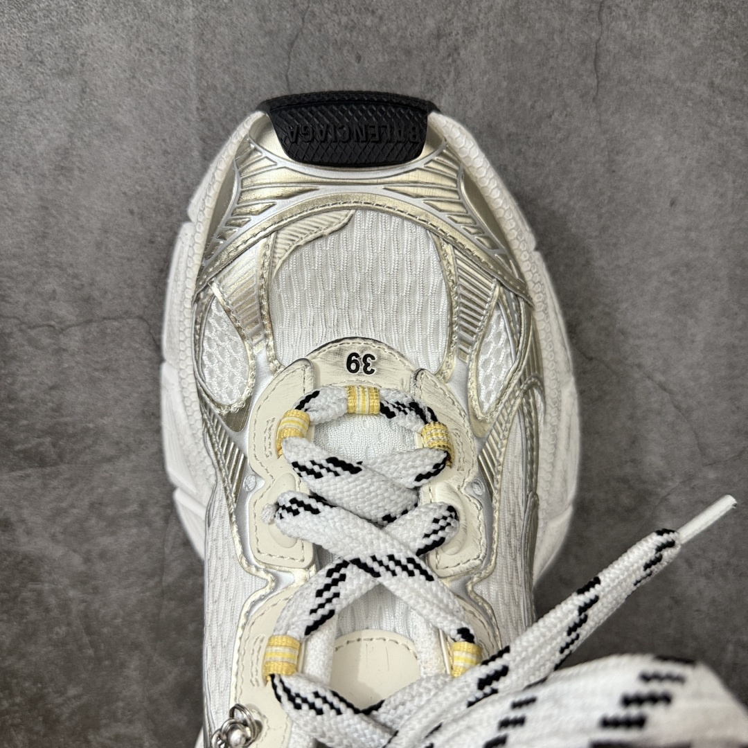 图片[5]-【XA版本】BALENCIAGA 3XL Sneakers 链扣配饰 巴黎世家十代网布系带低帮走秀复古老爹鞋 全套原纸板楦头开发 最原汁原味的灵魂版型 全鞋荧光划线卡点 胶水把控整洁度追求极致完美 每一双都是工艺品 多重QC质检 超越公司货的品控标准 实实在在的免检产品 原盒原配 正确字体电绣 粗细、位置、大小正确 侧边TPU 透气孔匹配意产原版 正确分离大底 TPU软底 原版一致大底LOGO 立体感十足 原厂皮料水洗做旧 采购原厂网纱 不含皮革 网布材料和聚氨酯 磨损效果 鞋头边缘和后帮 Balenciaga 徽标 鞋面和后跟凸印尺码 鞋舌 3XL 橡胶品牌标识和反光细节 鞋帮拉袢和鞋舌拉祥 配反光细节 备用鞋带在鞋履前侧 可在穿着前取下 便于不同造型搭配 偏大一码 尺码：35-46-选品中心