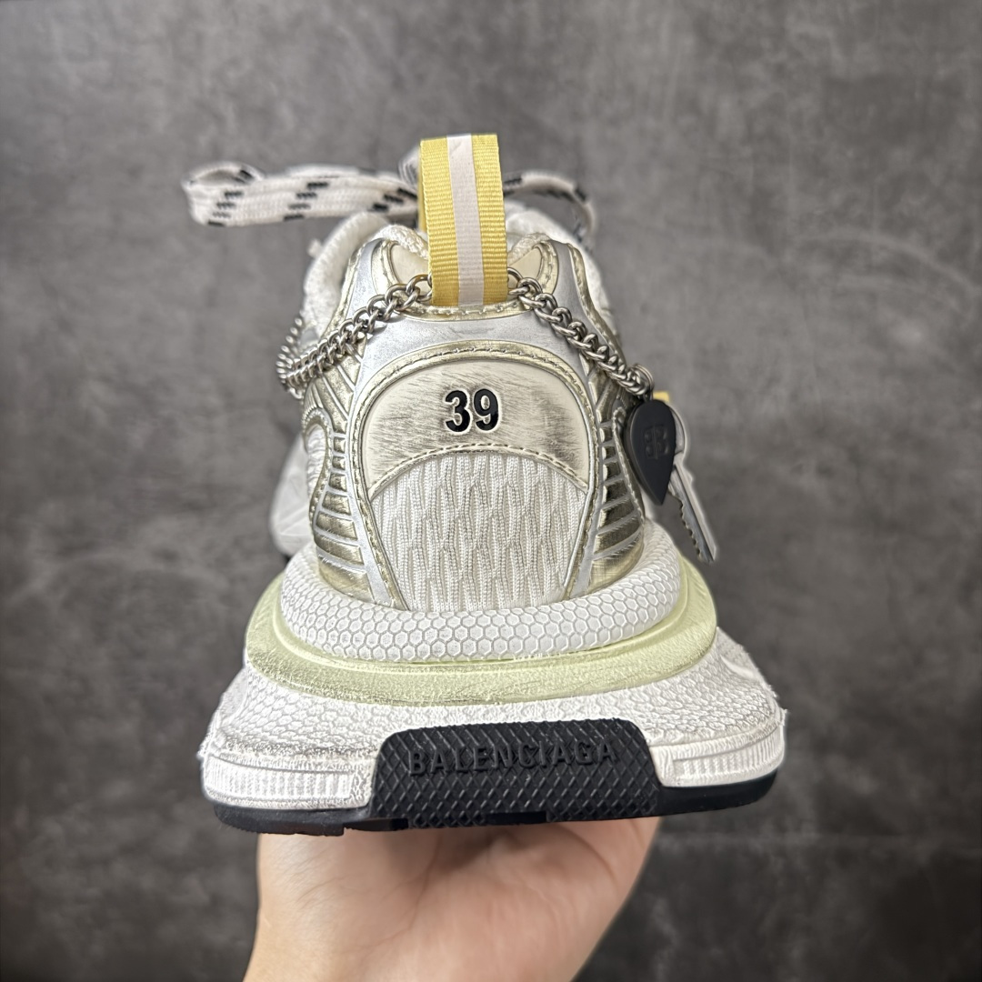 图片[4]-【XA版本】BALENCIAGA 3XL Sneakers 链扣配饰 巴黎世家十代网布系带低帮走秀复古老爹鞋 全套原纸板楦头开发 最原汁原味的灵魂版型 全鞋荧光划线卡点 胶水把控整洁度追求极致完美 每一双都是工艺品 多重QC质检 超越公司货的品控标准 实实在在的免检产品 原盒原配 正确字体电绣 粗细、位置、大小正确 侧边TPU 透气孔匹配意产原版 正确分离大底 TPU软底 原版一致大底LOGO 立体感十足 原厂皮料水洗做旧 采购原厂网纱 不含皮革 网布材料和聚氨酯 磨损效果 鞋头边缘和后帮 Balenciaga 徽标 鞋面和后跟凸印尺码 鞋舌 3XL 橡胶品牌标识和反光细节 鞋帮拉袢和鞋舌拉祥 配反光细节 备用鞋带在鞋履前侧 可在穿着前取下 便于不同造型搭配 偏大一码 尺码：35-46-选品中心