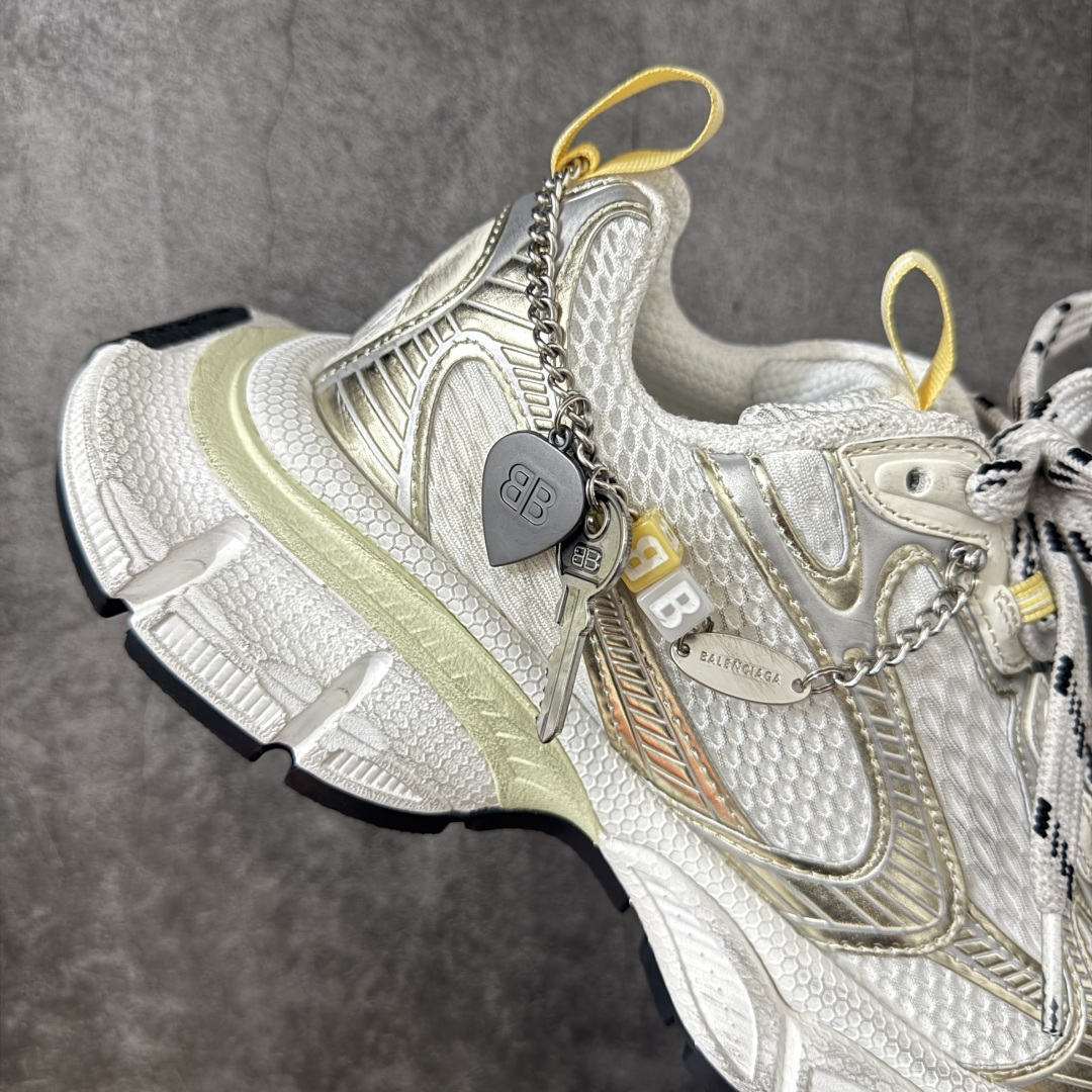 图片[7]-【XA版本】BALENCIAGA 3XL Sneakers 链扣配饰 巴黎世家十代网布系带低帮走秀复古老爹鞋 全套原纸板楦头开发 最原汁原味的灵魂版型 全鞋荧光划线卡点 胶水把控整洁度追求极致完美 每一双都是工艺品 多重QC质检 超越公司货的品控标准 实实在在的免检产品 原盒原配 正确字体电绣 粗细、位置、大小正确 侧边TPU 透气孔匹配意产原版 正确分离大底 TPU软底 原版一致大底LOGO 立体感十足 原厂皮料水洗做旧 采购原厂网纱 不含皮革 网布材料和聚氨酯 磨损效果 鞋头边缘和后帮 Balenciaga 徽标 鞋面和后跟凸印尺码 鞋舌 3XL 橡胶品牌标识和反光细节 鞋帮拉袢和鞋舌拉祥 配反光细节 备用鞋带在鞋履前侧 可在穿着前取下 便于不同造型搭配 偏大一码 尺码：35-46-选品中心