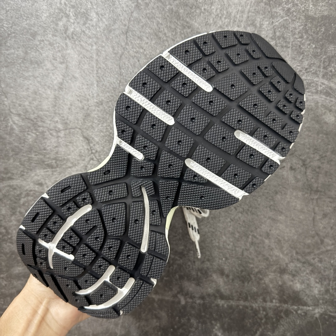 图片[9]-【XA版本】BALENCIAGA 3XL Sneakers 链扣配饰 巴黎世家十代网布系带低帮走秀复古老爹鞋 全套原纸板楦头开发 最原汁原味的灵魂版型 全鞋荧光划线卡点 胶水把控整洁度追求极致完美 每一双都是工艺品 多重QC质检 超越公司货的品控标准 实实在在的免检产品 原盒原配 正确字体电绣 粗细、位置、大小正确 侧边TPU 透气孔匹配意产原版 正确分离大底 TPU软底 原版一致大底LOGO 立体感十足 原厂皮料水洗做旧 采购原厂网纱 不含皮革 网布材料和聚氨酯 磨损效果 鞋头边缘和后帮 Balenciaga 徽标 鞋面和后跟凸印尺码 鞋舌 3XL 橡胶品牌标识和反光细节 鞋帮拉袢和鞋舌拉祥 配反光细节 备用鞋带在鞋履前侧 可在穿着前取下 便于不同造型搭配 偏大一码 尺码：35-46-选品中心