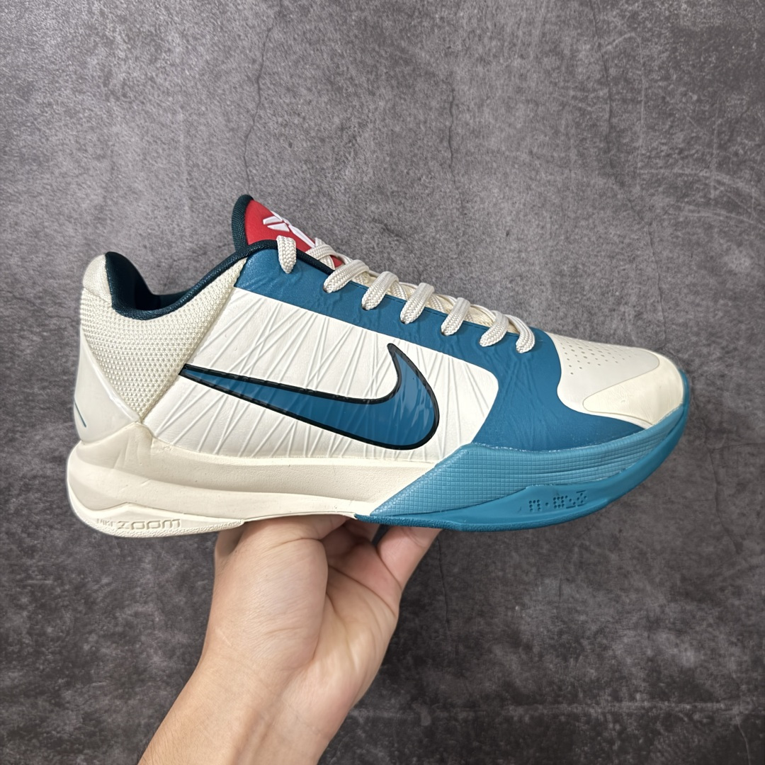 【CK纯原版】Nike Zoom Kobe V Protro 科比5代 男子实战篮球鞋 IZ1852-100 鞋垫升级配备超厚PHYLON中底 前后掌部位搭载Zoom气垫单元 塑料碳纤维支撑中板 KOBE VII体系的速度模块配备了 PHYLON 中底和在前后掌部位的 Zoom气垫单元，提供快速响应的缓冲。同时，采用低帮弹力鞋口设计，使鞋子能够紧贴脚踝提供更好的支撑。速度模块采用贴合脚面的舒适包裹设计，摒弃传统的鞋舌和鞋内套，使球鞋更加轻质。 尺码：40-47.5-选品中心