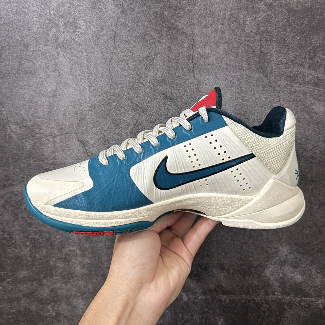 图片[2]-【CK纯原版】Nike Zoom Kobe V Protro 科比5代 男子实战篮球鞋 IZ1852-100 鞋垫升级配备超厚PHYLON中底 前后掌部位搭载Zoom气垫单元 塑料碳纤维支撑中板 KOBE VII体系的速度模块配备了 PHYLON 中底和在前后掌部位的 Zoom气垫单元，提供快速响应的缓冲。同时，采用低帮弹力鞋口设计，使鞋子能够紧贴脚踝提供更好的支撑。速度模块采用贴合脚面的舒适包裹设计，摒弃传统的鞋舌和鞋内套，使球鞋更加轻质。 尺码：40-47.5-选品中心