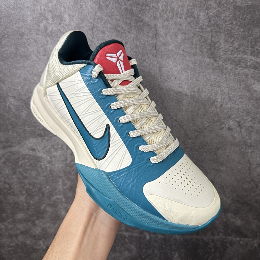 图片[3]-【CK纯原版】Nike Zoom Kobe V Protro 科比5代 男子实战篮球鞋 IZ1852-100 鞋垫升级配备超厚PHYLON中底 前后掌部位搭载Zoom气垫单元 塑料碳纤维支撑中板 KOBE VII体系的速度模块配备了 PHYLON 中底和在前后掌部位的 Zoom气垫单元，提供快速响应的缓冲。同时，采用低帮弹力鞋口设计，使鞋子能够紧贴脚踝提供更好的支撑。速度模块采用贴合脚面的舒适包裹设计，摒弃传统的鞋舌和鞋内套，使球鞋更加轻质。 尺码：40-47.5-选品中心