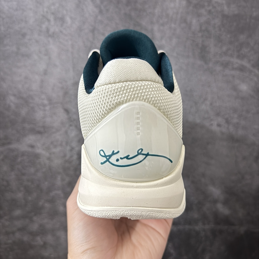 图片[4]-【CK纯原版】Nike Zoom Kobe V Protro 科比5代 男子实战篮球鞋 IZ1852-100 鞋垫升级配备超厚PHYLON中底 前后掌部位搭载Zoom气垫单元 塑料碳纤维支撑中板 KOBE VII体系的速度模块配备了 PHYLON 中底和在前后掌部位的 Zoom气垫单元，提供快速响应的缓冲。同时，采用低帮弹力鞋口设计，使鞋子能够紧贴脚踝提供更好的支撑。速度模块采用贴合脚面的舒适包裹设计，摒弃传统的鞋舌和鞋内套，使球鞋更加轻质。 尺码：40-47.5-选品中心