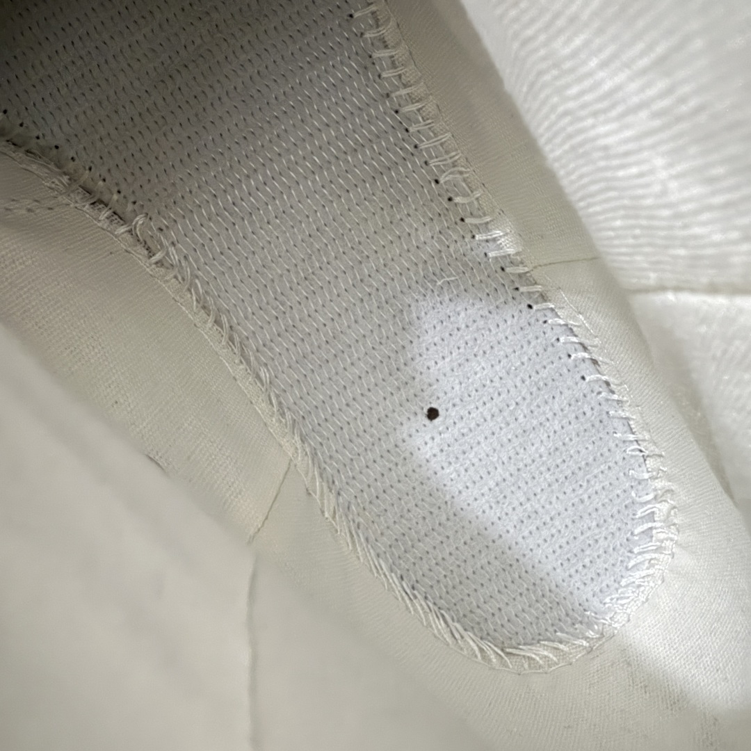 图片[9]-【虎扑2.0小头版】 Converse CHUCK 70 X 匡威1970s 舒适运动 高帮 帆布鞋 男女同款 黑色 A24225C 全新开发 不仅仅为小鞋头 细节 材料 做工 全方位升级 经典永不过时 十年老厂出品 平台正品订单 超稳定的品控清洁度 全套原厂材料配置 原厂硫化工艺 油性扁平尖头 原厂楦头纸板数据 一体化超软蓝底加持 超软EVA鞋垫 后掌灰色缓震胶 脚感一比一还原 耐磨橡胶大底 越南产内外标 原盒黑色吊牌 超高清洁度 随意冲正 如有更好白送 尺码：35 36 36.5 37 37.5 38 39 39.5 40 41 41.5 42 42.5 43 44-选品中心