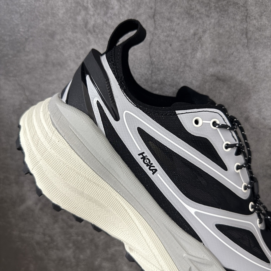 图片[7]-【纯原H版】HOKA ONE ONE Stinson 7 ATR 斯廷森7代系列低帮全地形厚底轻量运动越野跑鞋 HOKA ONE ONE总是以独特的方式 Stinson ATR 主打整个HOKA系列中最出色最厚中底设计 堪称名副其实的“减震王” 这一款多功能全地形跑鞋采用以废旧塑料制成的尤尼菲 Reprieve再生面料 比其前代产品的重量更轻、稳定性更高 与鞋带一体化设计的全新孔眼可提供独立的支撑 精心打磨的后跟鞋口圈可带来松软契合的舒适脚感 而紧密分布的凸耳则可以确保绝佳的稳定性 尺码：36 36.5 37.5 38 38.5 39 40 40.5 41 42 42.5 43 44 44.5 45-选品中心