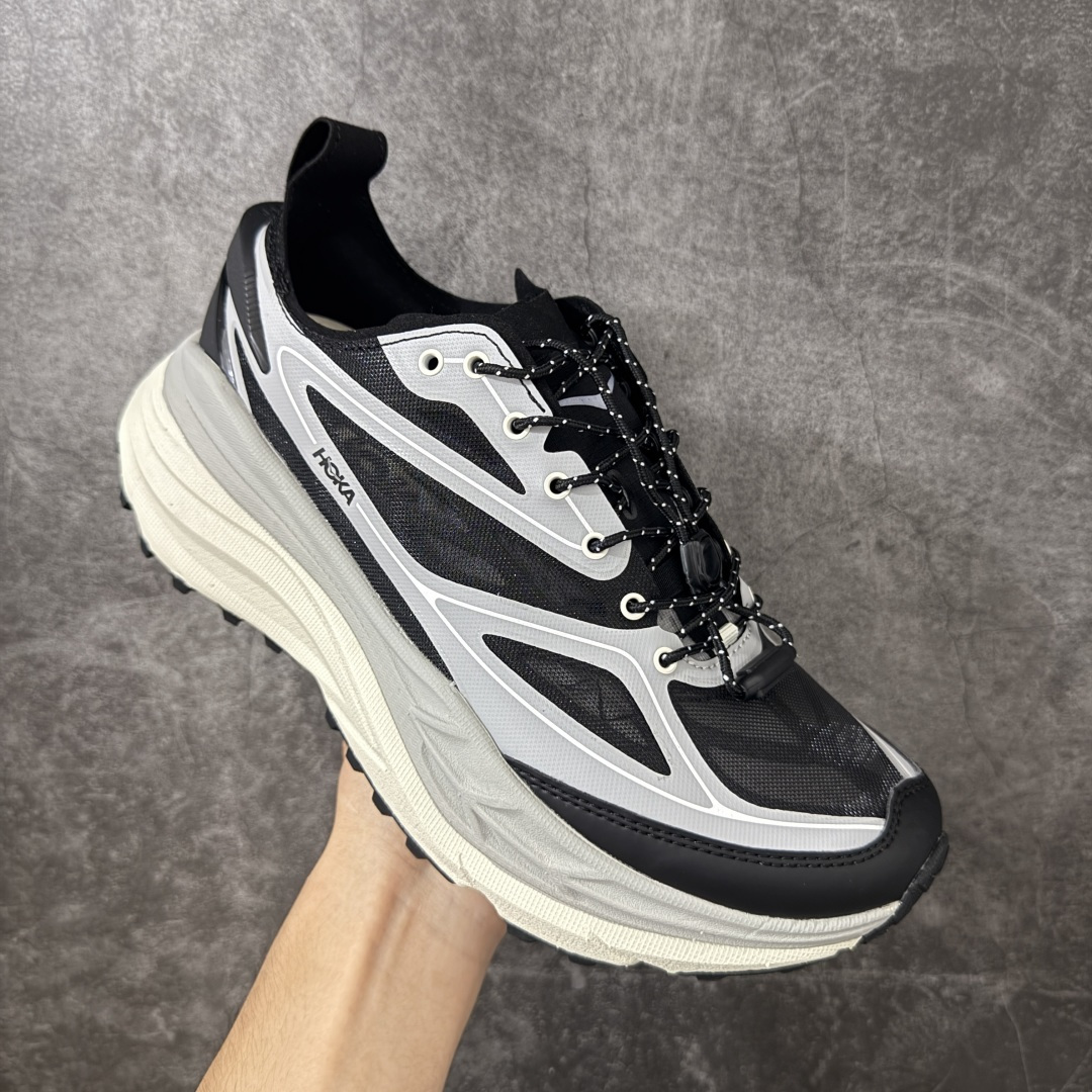 图片[3]-【纯原H版】HOKA ONE ONE Stinson 7 ATR 斯廷森7代系列低帮全地形厚底轻量运动越野跑鞋 HOKA ONE ONE总是以独特的方式 Stinson ATR 主打整个HOKA系列中最出色最厚中底设计 堪称名副其实的“减震王” 这一款多功能全地形跑鞋采用以废旧塑料制成的尤尼菲 Reprieve再生面料 比其前代产品的重量更轻、稳定性更高 与鞋带一体化设计的全新孔眼可提供独立的支撑 精心打磨的后跟鞋口圈可带来松软契合的舒适脚感 而紧密分布的凸耳则可以确保绝佳的稳定性 尺码：36 36.5 37.5 38 38.5 39 40 40.5 41 42 42.5 43 44 44.5 45-选品中心