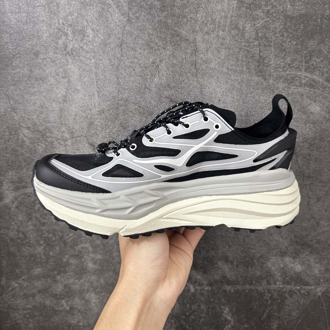 图片[2]-【纯原H版】HOKA ONE ONE Stinson 7 ATR 斯廷森7代系列低帮全地形厚底轻量运动越野跑鞋 HOKA ONE ONE总是以独特的方式 Stinson ATR 主打整个HOKA系列中最出色最厚中底设计 堪称名副其实的“减震王” 这一款多功能全地形跑鞋采用以废旧塑料制成的尤尼菲 Reprieve再生面料 比其前代产品的重量更轻、稳定性更高 与鞋带一体化设计的全新孔眼可提供独立的支撑 精心打磨的后跟鞋口圈可带来松软契合的舒适脚感 而紧密分布的凸耳则可以确保绝佳的稳定性 尺码：36 36.5 37.5 38 38.5 39 40 40.5 41 42 42.5 43 44 44.5 45-选品中心