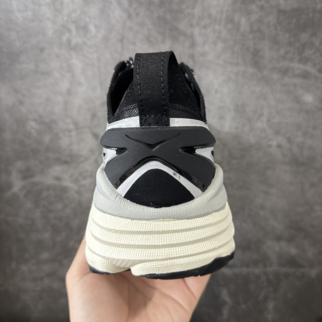 图片[4]-【纯原H版】HOKA ONE ONE Stinson 7 ATR 斯廷森7代系列低帮全地形厚底轻量运动越野跑鞋 HOKA ONE ONE总是以独特的方式 Stinson ATR 主打整个HOKA系列中最出色最厚中底设计 堪称名副其实的“减震王” 这一款多功能全地形跑鞋采用以废旧塑料制成的尤尼菲 Reprieve再生面料 比其前代产品的重量更轻、稳定性更高 与鞋带一体化设计的全新孔眼可提供独立的支撑 精心打磨的后跟鞋口圈可带来松软契合的舒适脚感 而紧密分布的凸耳则可以确保绝佳的稳定性 尺码：36 36.5 37.5 38 38.5 39 40 40.5 41 42 42.5 43 44 44.5 45-选品中心