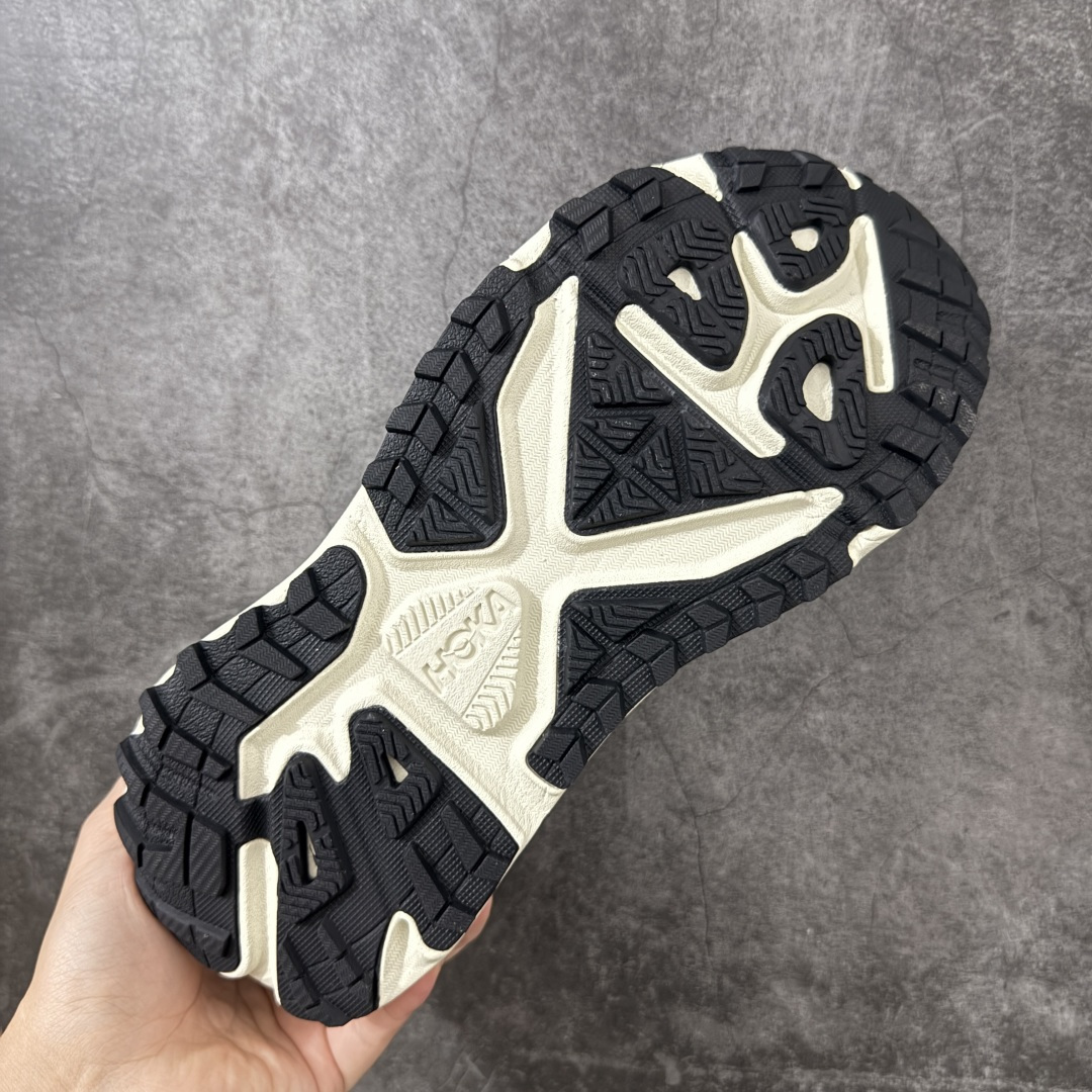图片[9]-【纯原H版】HOKA ONE ONE Stinson 7 ATR 斯廷森7代系列低帮全地形厚底轻量运动越野跑鞋 HOKA ONE ONE总是以独特的方式 Stinson ATR 主打整个HOKA系列中最出色最厚中底设计 堪称名副其实的“减震王” 这一款多功能全地形跑鞋采用以废旧塑料制成的尤尼菲 Reprieve再生面料 比其前代产品的重量更轻、稳定性更高 与鞋带一体化设计的全新孔眼可提供独立的支撑 精心打磨的后跟鞋口圈可带来松软契合的舒适脚感 而紧密分布的凸耳则可以确保绝佳的稳定性 尺码：36 36.5 37.5 38 38.5 39 40 40.5 41 42 42.5 43 44 44.5 45-选品中心