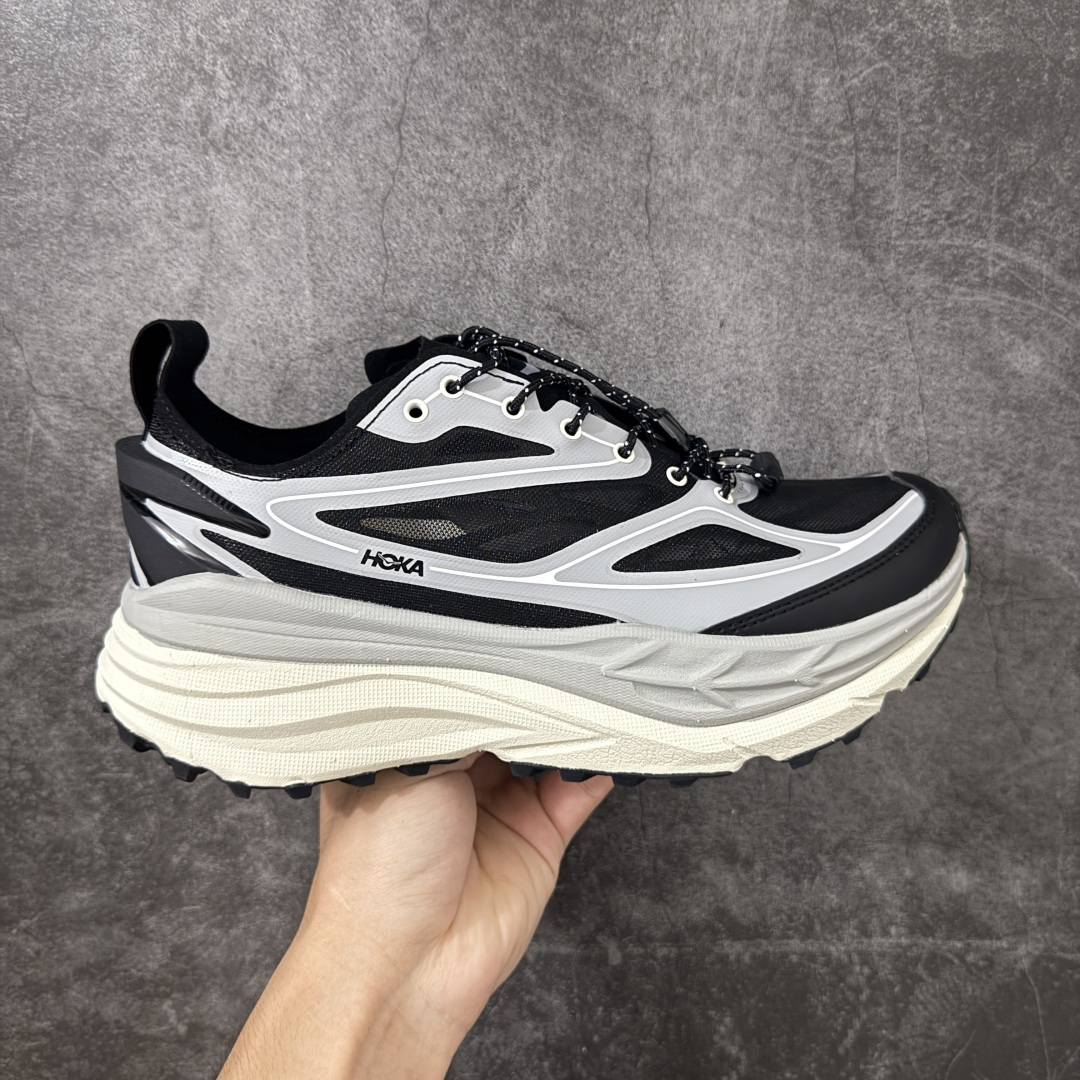 【纯原H版】HOKA ONE ONE Stinson 7 ATR 斯廷森7代系列低帮全地形厚底轻量运动越野跑鞋 HOKA ONE ONE总是以独特的方式 Stinson ATR 主打整个HOKA系列中最出色最厚中底设计 堪称名副其实的“减震王” 这一款多功能全地形跑鞋采用以废旧塑料制成的尤尼菲 Reprieve再生面料 比其前代产品的重量更轻、稳定性更高 与鞋带一体化设计的全新孔眼可提供独立的支撑 精心打磨的后跟鞋口圈可带来松软契合的舒适脚感 而紧密分布的凸耳则可以确保绝佳的稳定性 尺码：36 36.5 37.5 38 38.5 39 40 40.5 41 42 42.5 43 44 44.5 45-选品中心