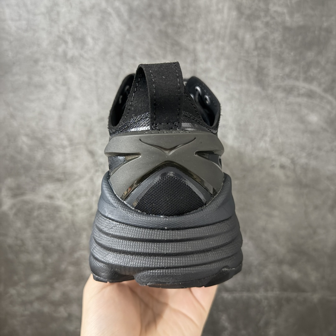 图片[4]-【纯原H版】HOKA ONE ONE Stinson 7 ATR 斯廷森7代系列低帮全地形厚底轻量运动越野跑鞋 HOKA ONE ONE总是以独特的方式 Stinson ATR 主打整个HOKA系列中最出色最厚中底设计 堪称名副其实的“减震王” 这一款多功能全地形跑鞋采用以废旧塑料制成的尤尼菲 Reprieve再生面料 比其前代产品的重量更轻、稳定性更高 与鞋带一体化设计的全新孔眼可提供独立的支撑 精心打磨的后跟鞋口圈可带来松软契合的舒适脚感 而紧密分布的凸耳则可以确保绝佳的稳定性 尺码：36 36.5 37.5 38 38.5 39 40 40.5 41 42 42.5 43 44 44.5 45-选品中心