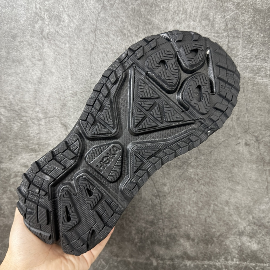 图片[9]-【纯原H版】HOKA ONE ONE Stinson 7 ATR 斯廷森7代系列低帮全地形厚底轻量运动越野跑鞋 HOKA ONE ONE总是以独特的方式 Stinson ATR 主打整个HOKA系列中最出色最厚中底设计 堪称名副其实的“减震王” 这一款多功能全地形跑鞋采用以废旧塑料制成的尤尼菲 Reprieve再生面料 比其前代产品的重量更轻、稳定性更高 与鞋带一体化设计的全新孔眼可提供独立的支撑 精心打磨的后跟鞋口圈可带来松软契合的舒适脚感 而紧密分布的凸耳则可以确保绝佳的稳定性 尺码：36 36.5 37.5 38 38.5 39 40 40.5 41 42 42.5 43 44 44.5 45-选品中心