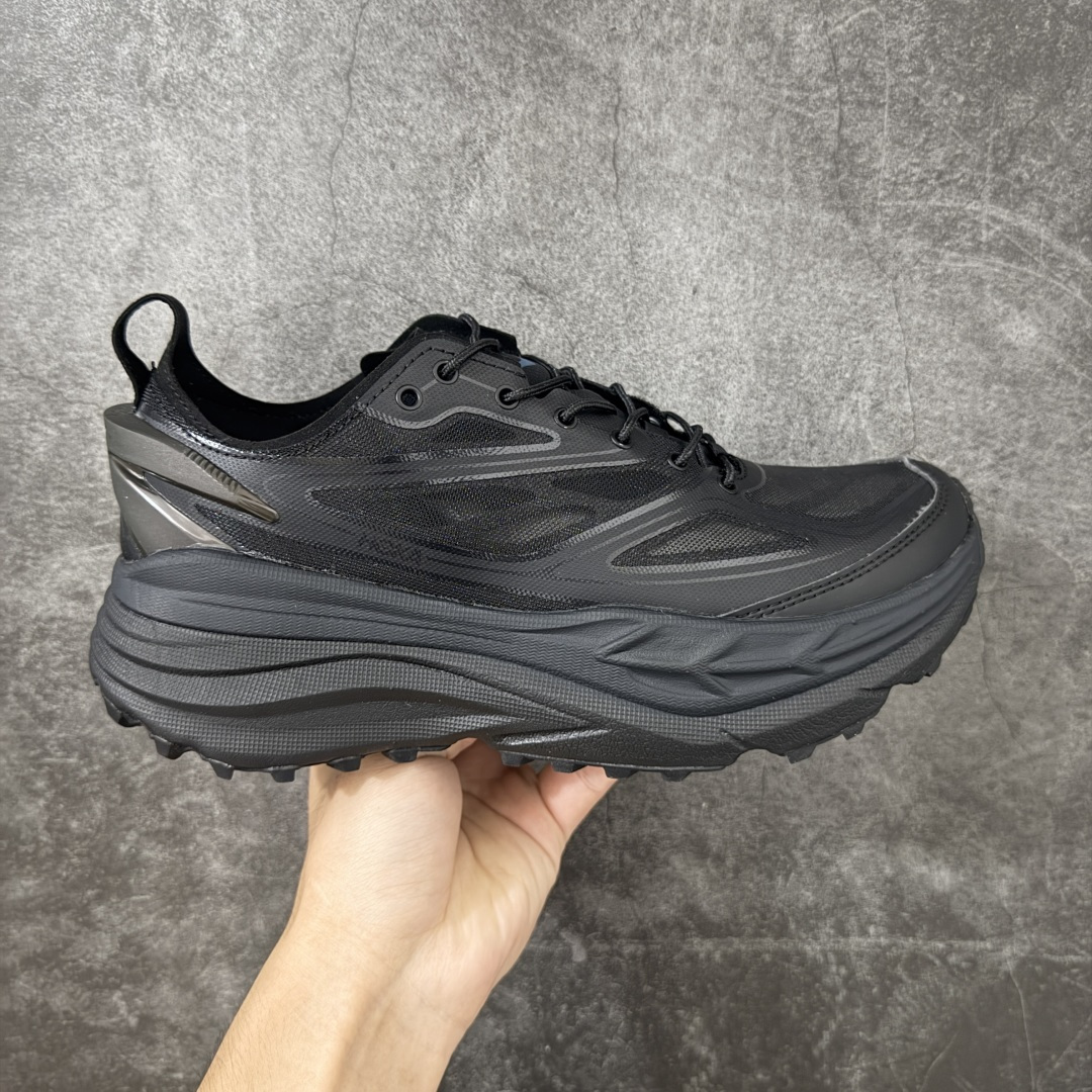 【纯原H版】HOKA ONE ONE Stinson 7 ATR 斯廷森7代系列低帮全地形厚底轻量运动越野跑鞋 HOKA ONE ONE总是以独特的方式 Stinson ATR 主打整个HOKA系列中最出色最厚中底设计 堪称名副其实的“减震王” 这一款多功能全地形跑鞋采用以废旧塑料制成的尤尼菲 Reprieve再生面料 比其前代产品的重量更轻、稳定性更高 与鞋带一体化设计的全新孔眼可提供独立的支撑 精心打磨的后跟鞋口圈可带来松软契合的舒适脚感 而紧密分布的凸耳则可以确保绝佳的稳定性 尺码:36 36.5 37.5 38 38.5 39 40 40.5 41 42 42.5 43 44 44.5 45-选品中心