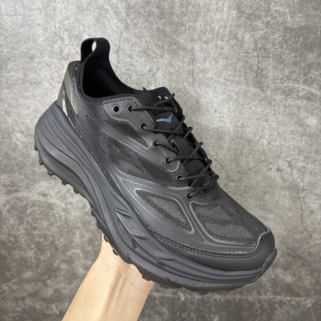 图片[3]-【纯原H版】HOKA ONE ONE Stinson 7 ATR 斯廷森7代系列低帮全地形厚底轻量运动越野跑鞋 HOKA ONE ONE总是以独特的方式 Stinson ATR 主打整个HOKA系列中最出色最厚中底设计 堪称名副其实的“减震王” 这一款多功能全地形跑鞋采用以废旧塑料制成的尤尼菲 Reprieve再生面料 比其前代产品的重量更轻、稳定性更高 与鞋带一体化设计的全新孔眼可提供独立的支撑 精心打磨的后跟鞋口圈可带来松软契合的舒适脚感 而紧密分布的凸耳则可以确保绝佳的稳定性 尺码：36 36.5 37.5 38 38.5 39 40 40.5 41 42 42.5 43 44 44.5 45-选品中心