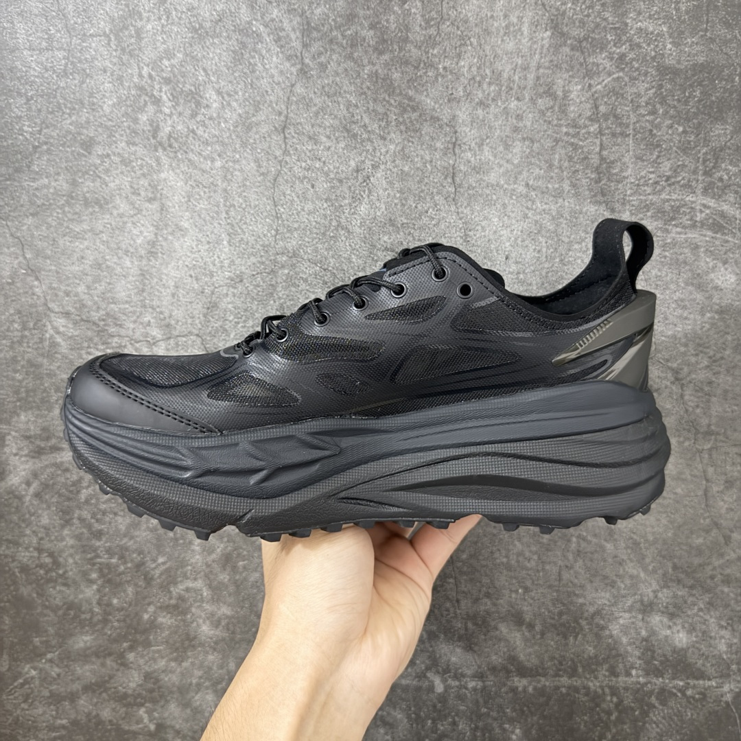 图片[2]-【纯原H版】HOKA ONE ONE Stinson 7 ATR 斯廷森7代系列低帮全地形厚底轻量运动越野跑鞋 HOKA ONE ONE总是以独特的方式 Stinson ATR 主打整个HOKA系列中最出色最厚中底设计 堪称名副其实的“减震王” 这一款多功能全地形跑鞋采用以废旧塑料制成的尤尼菲 Reprieve再生面料 比其前代产品的重量更轻、稳定性更高 与鞋带一体化设计的全新孔眼可提供独立的支撑 精心打磨的后跟鞋口圈可带来松软契合的舒适脚感 而紧密分布的凸耳则可以确保绝佳的稳定性 尺码：36 36.5 37.5 38 38.5 39 40 40.5 41 42 42.5 43 44 44.5 45-选品中心