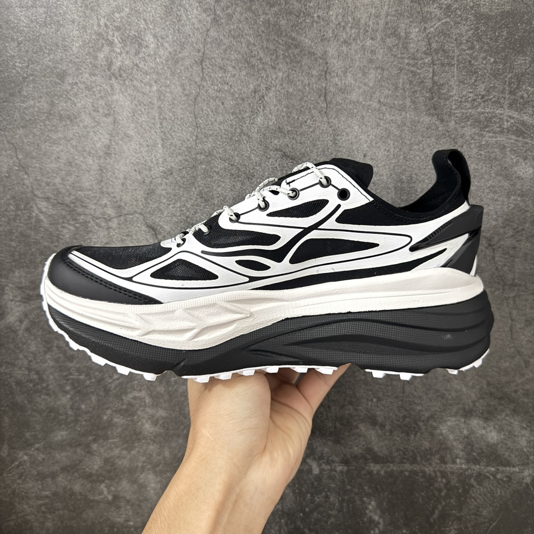 图片[2]-【纯原H版】HOKA ONE ONE Stinson 7 ATR 斯廷森7代系列低帮全地形厚底轻量运动越野跑鞋 HOKA ONE ONE总是以独特的方式 Stinson ATR 主打整个HOKA系列中最出色最厚中底设计 堪称名副其实的“减震王” 这一款多功能全地形跑鞋采用以废旧塑料制成的尤尼菲 Reprieve再生面料 比其前代产品的重量更轻、稳定性更高 与鞋带一体化设计的全新孔眼可提供独立的支撑 精心打磨的后跟鞋口圈可带来松软契合的舒适脚感 而紧密分布的凸耳则可以确保绝佳的稳定性 尺码：36 36.5 37.5 38 38.5 39 40 40.5 41 42 42.5 43 44 44.5 45-选品中心